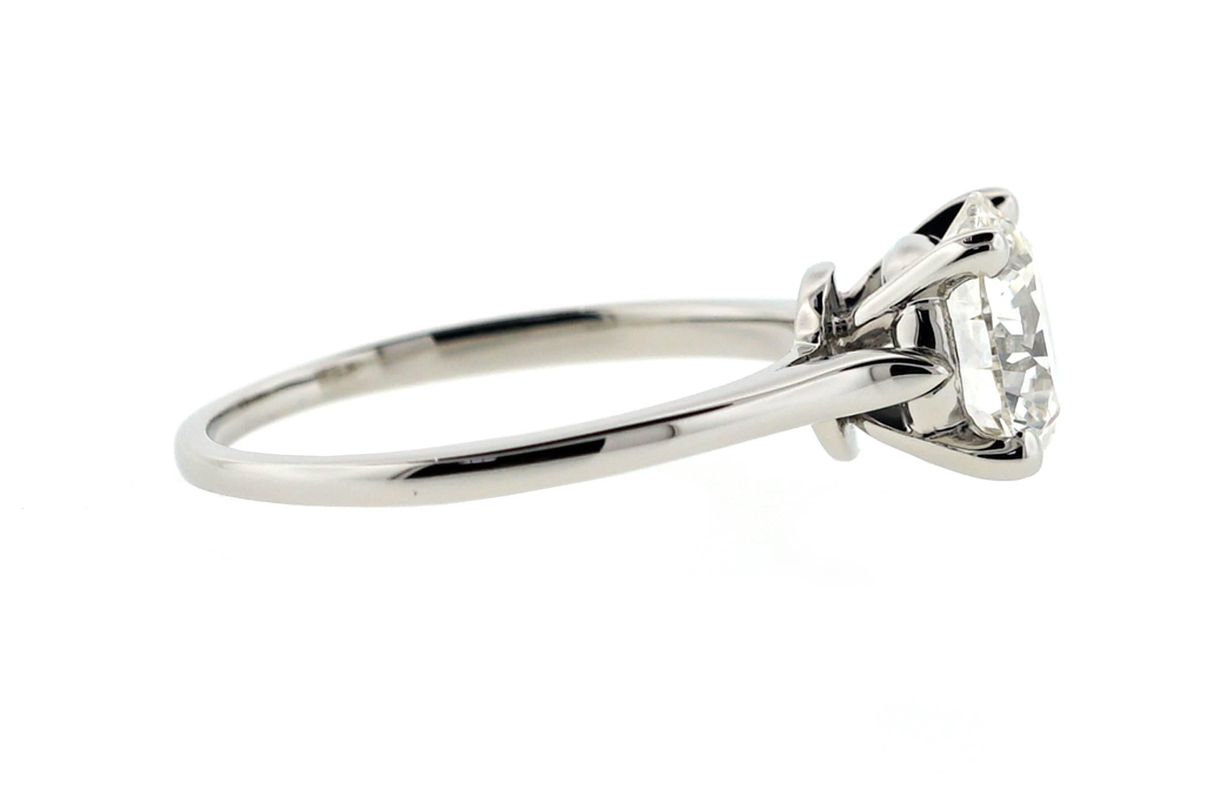Der Ring hat die Größe 6,5 (US), besteht aus Platin und wiegt 2,7 DWT (ca. 4,20 Gramm). Es hat auch eine runde H-Farbe, VS1-Klarheit Diamant mit einem Gewicht von 2,08 CTTW. Der Diamant ist GIA zertifiziert. Dieser Cartier Solitaire 1895 Ring wird