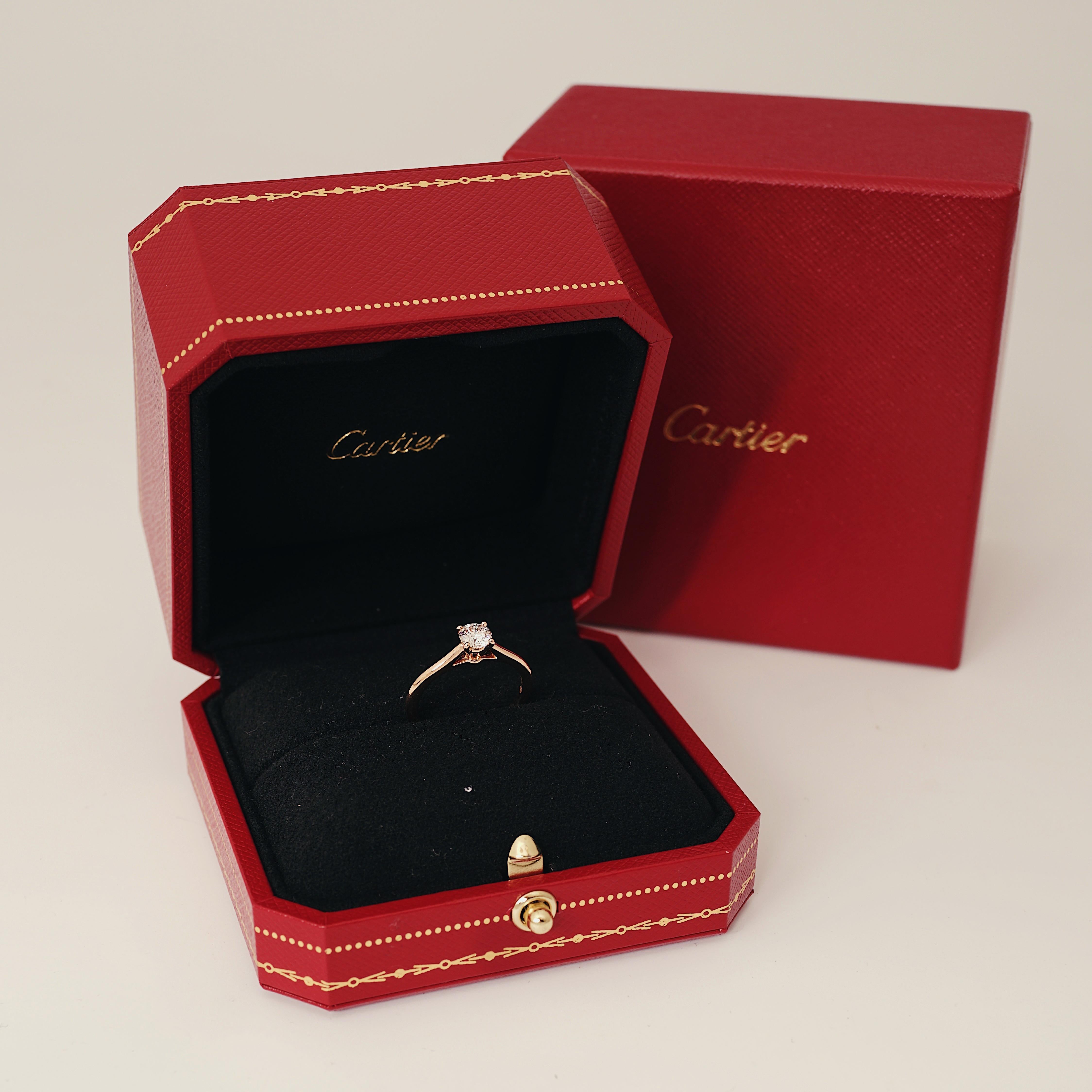 Cartier, Solitaire 1895,
Seltene Fassung aus Rotgold.
Runder Brillantschliff
GIA zertifiziert 0,40 Karat, D Farbe und IF Klarheit und Triple X Qualität. 
Montiert in 18K Roségold.
Signiert Cartier, und nummeriert. Größe 52 (US 5 3/4).
GIA-Nummer