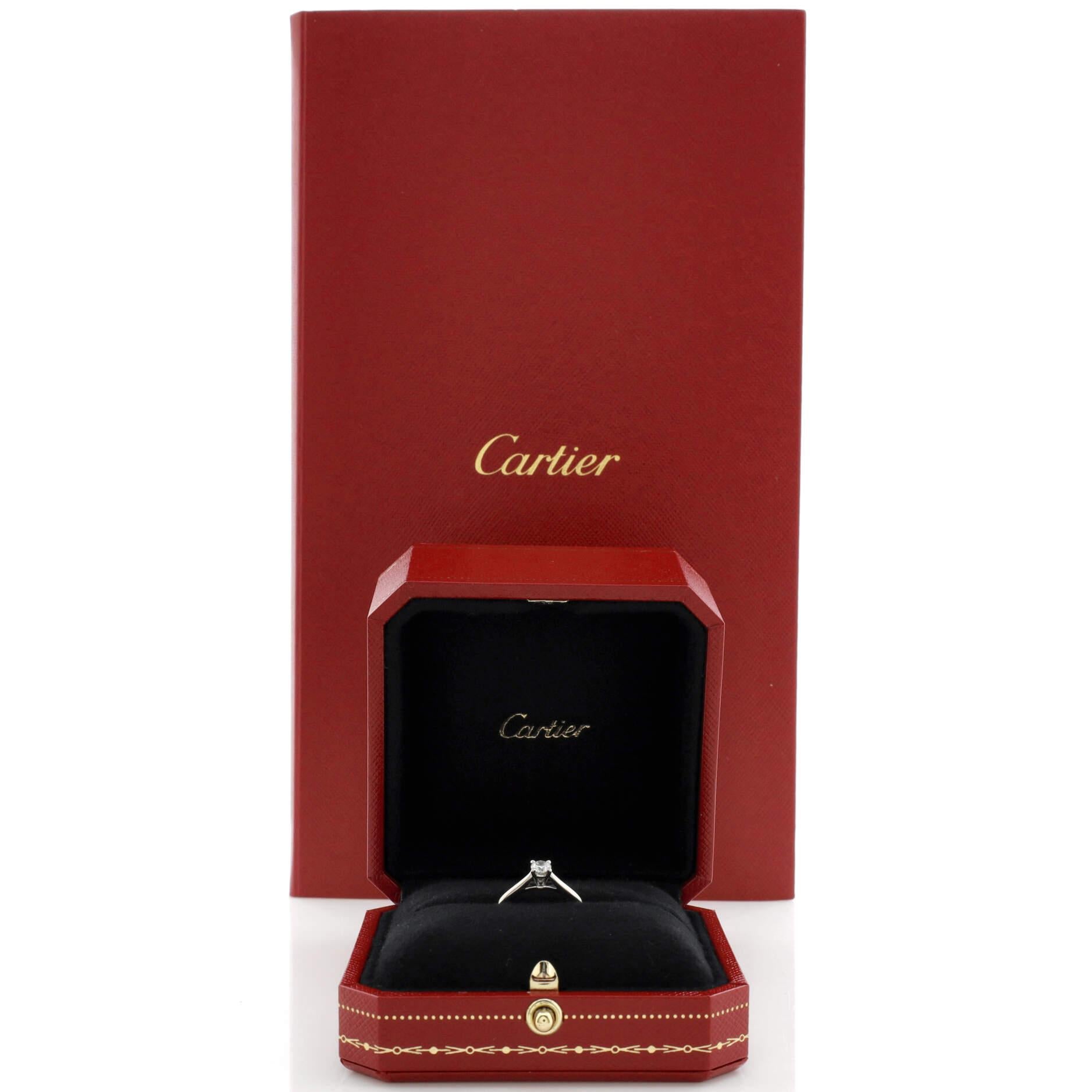 Condit : Excellent. Usure mineure partout.
Accessoires : Pas d'accessoires
Dimensions : Taille : 4.75 - 49, Largeur : 1.70 mm
Créateur : Cartier
Modèle : Bague solitaire 1895 Platine avec diamant RBC E/VVS2 0.26CT
Couleur extérieure : Argent
Numéro