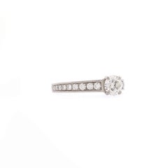 Anello Cartier Solitaire 1895 in platino con diamante RBC H/VS1 e diamanti Pave