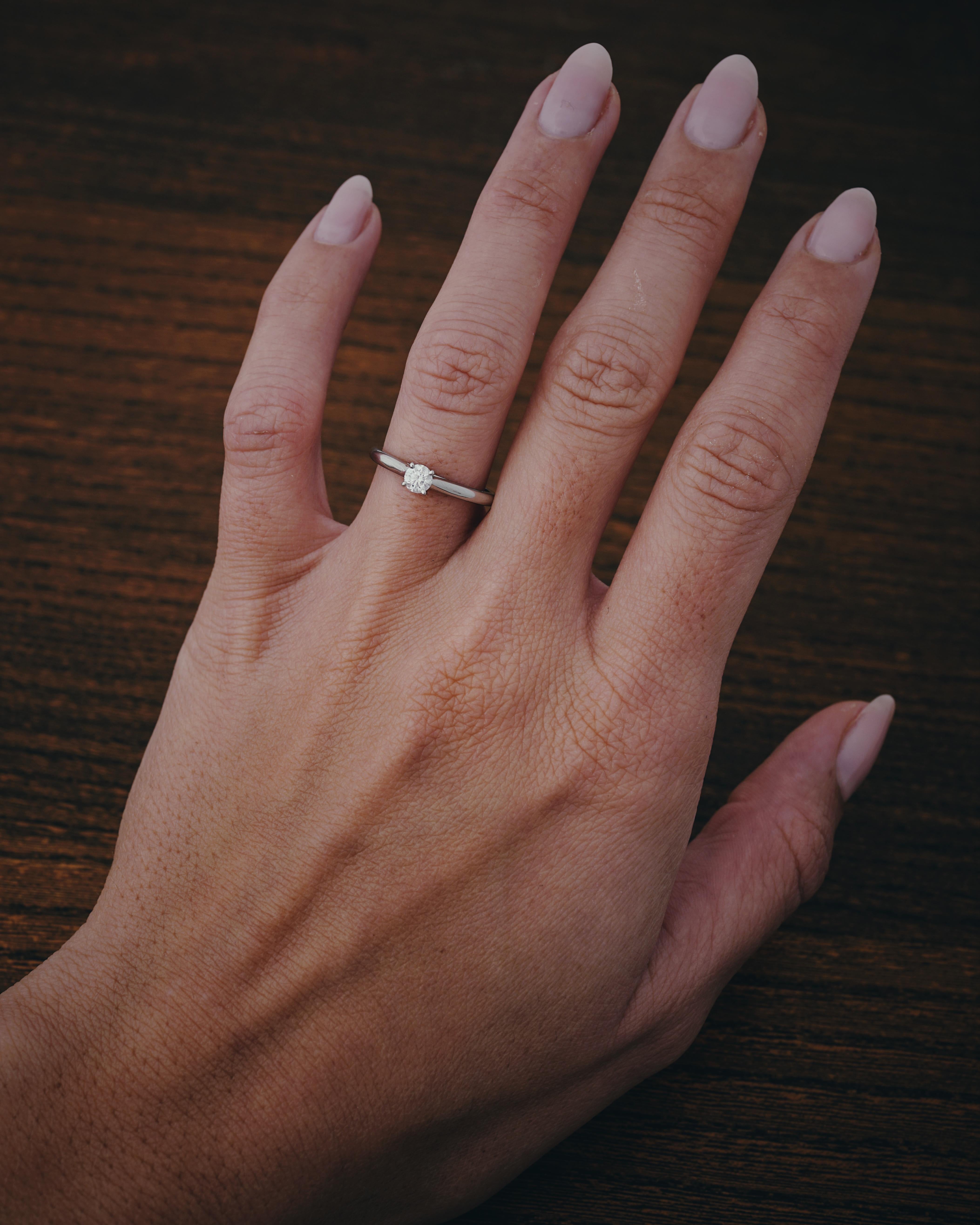 Cartier, Solitario 1895 Anillo de diamantes talla redonda GIA 0,21 quilates E/VVS2 Contemporáneo