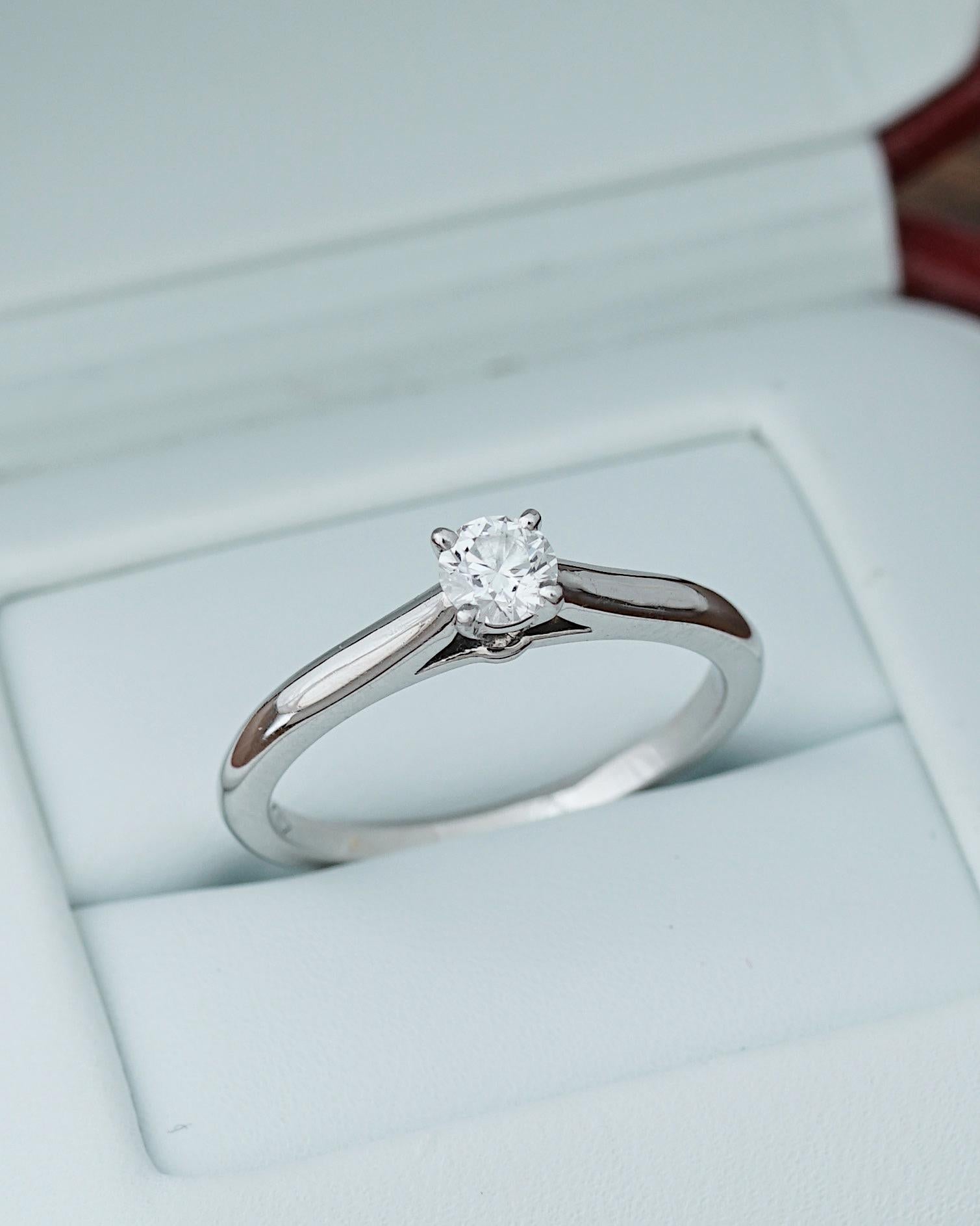 De las mujeres Cartier, Solitario 1895 Anillo de diamantes talla redonda GIA 0,21 quilates E/VVS2