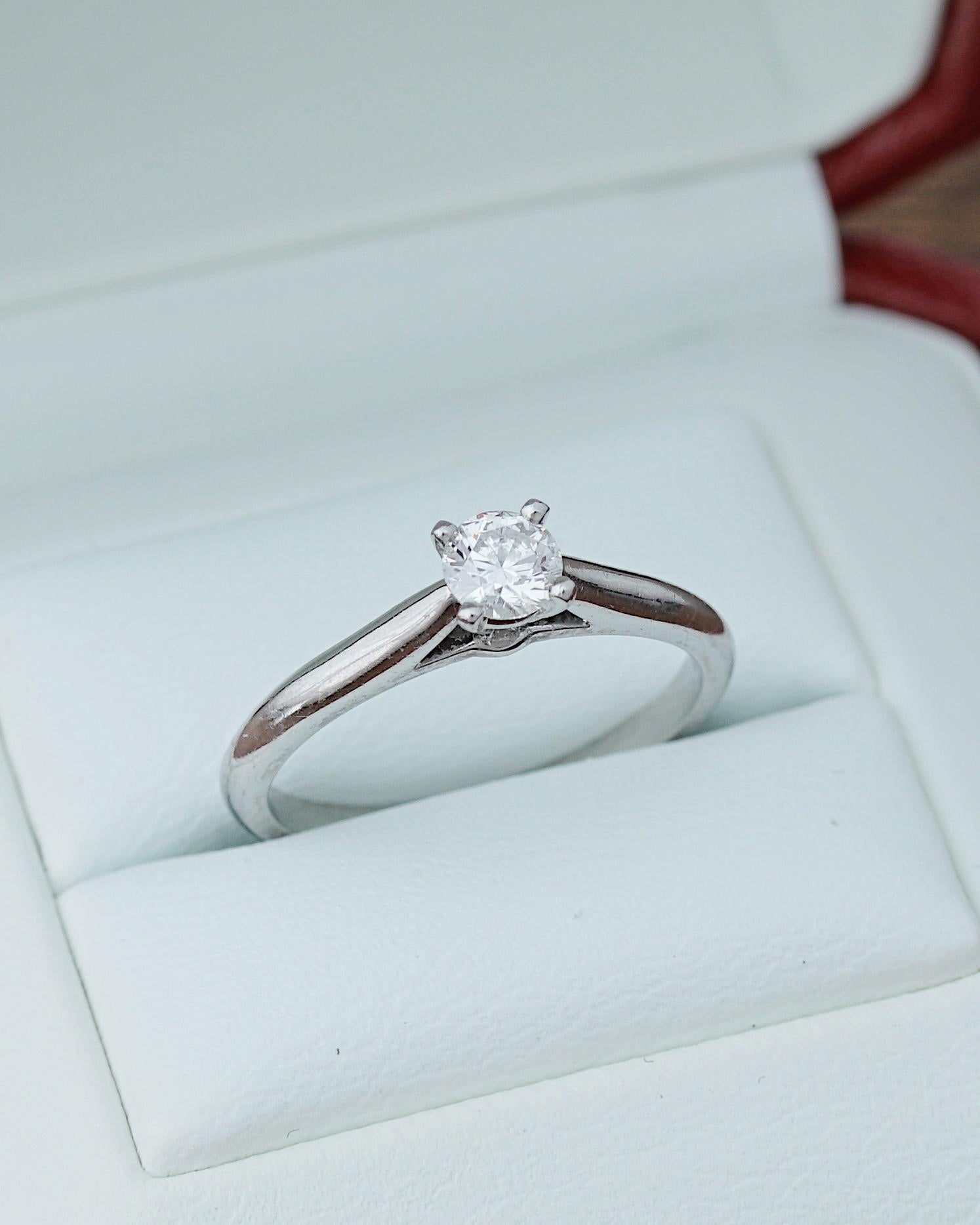 Cartier, Solitaire 1895 Round Cut GIA 0.23 Carat D/VVS2 Diamond Ring In Excellent Condition For Sale In Paris, FR