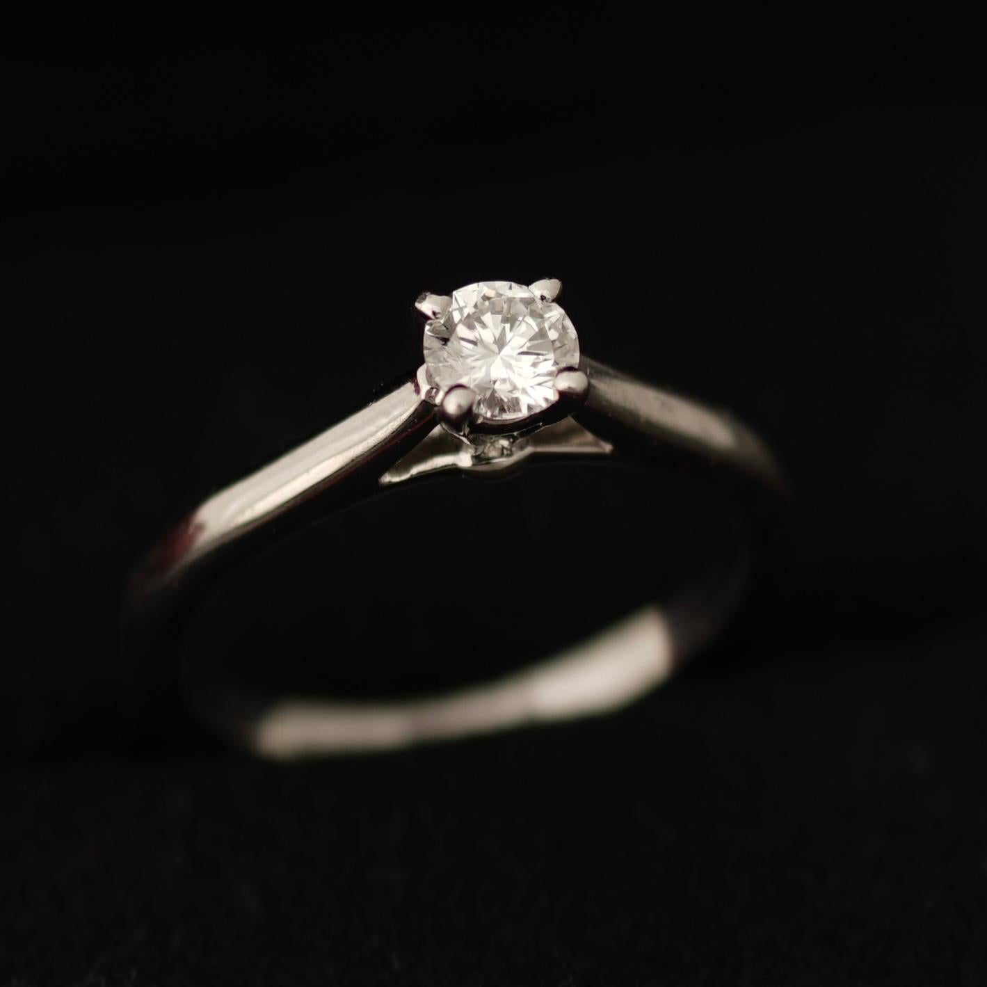 Cartier, Solitaire 1895 Round Cut GIA 0.23 Carat E/VVS1 Diamond Ring In Excellent Condition In Paris, FR
