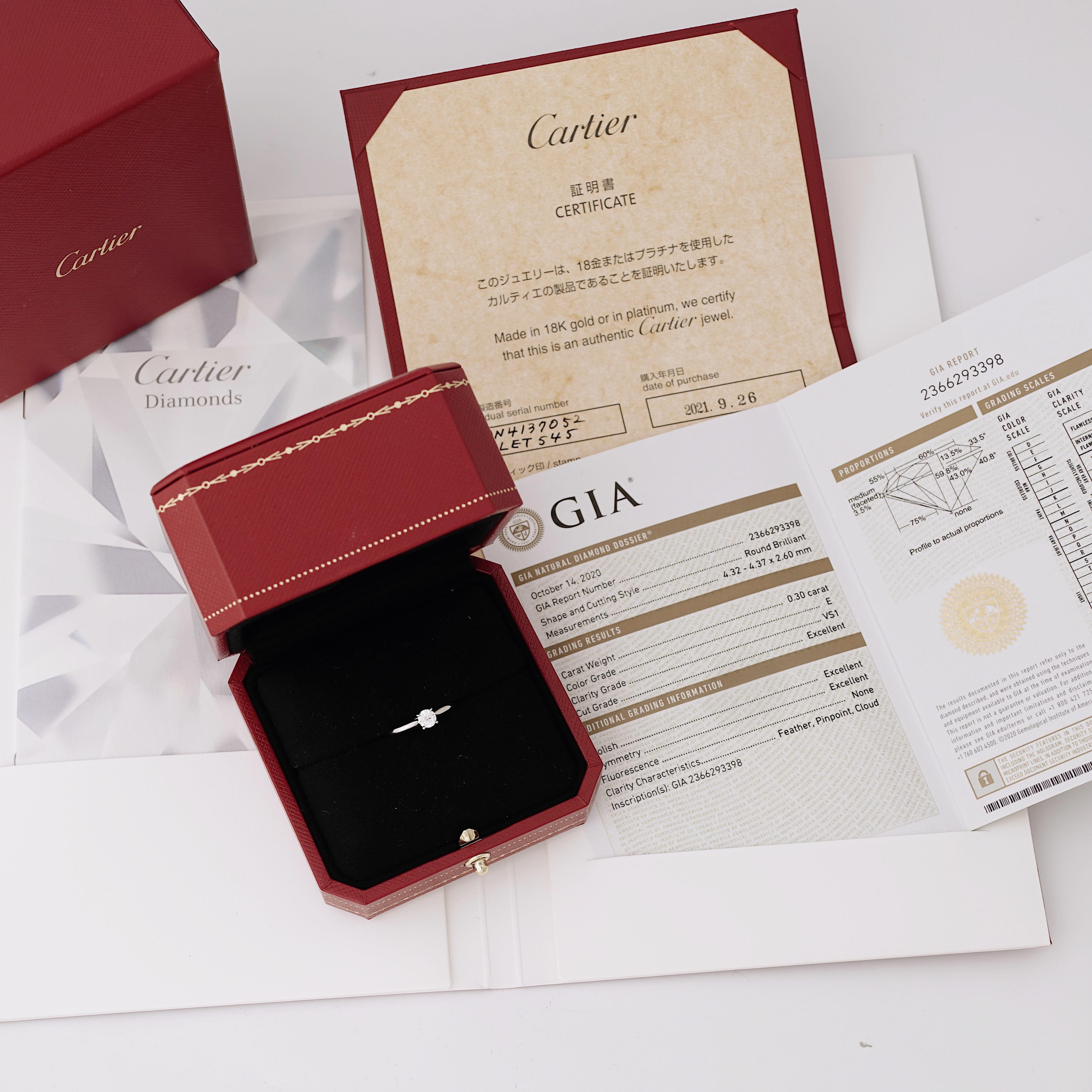 Cartier, Solitario 1895,
Talla brillante redonda
Certificado GIA 0,30 Quilates, Color E y Claridad VS1 y calidad Triple X.
Montada en Platino 950/1000.
Firmado Cartier y numerado. Talla 52 (US 6).
Número GIA inscrito, informe nº 2366293398
Viene