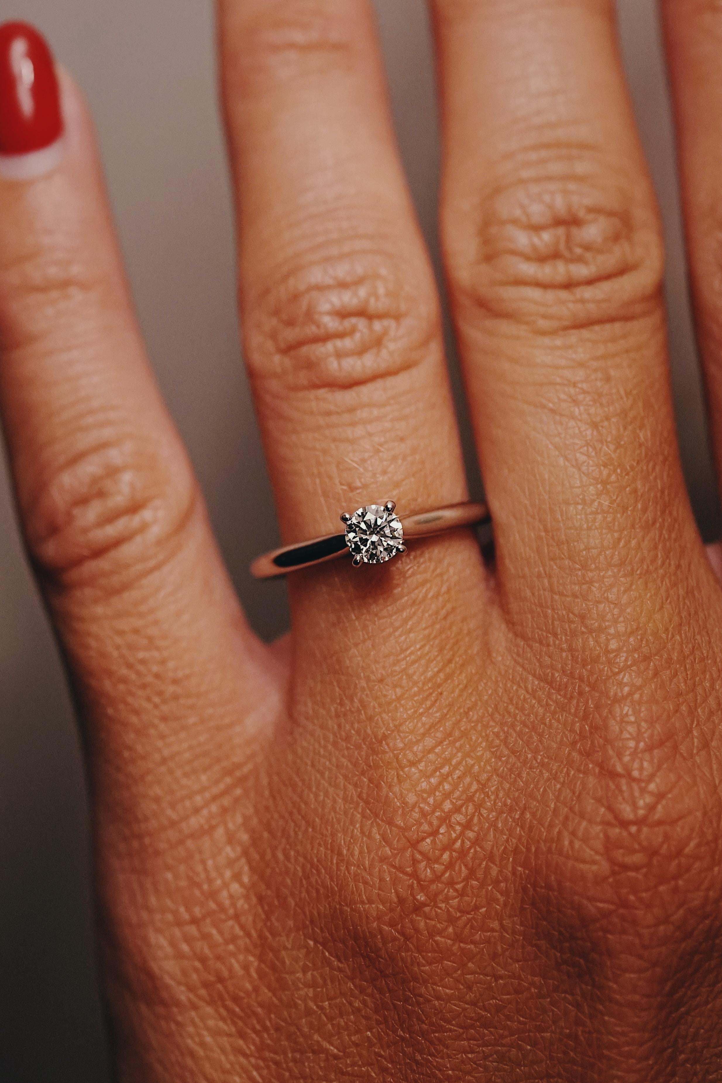 Cartier, Solitario 1895 Anillo de diamantes talla redonda GIA 0,30 quilates E/VS1 en Excelente Estado en Paris, FR