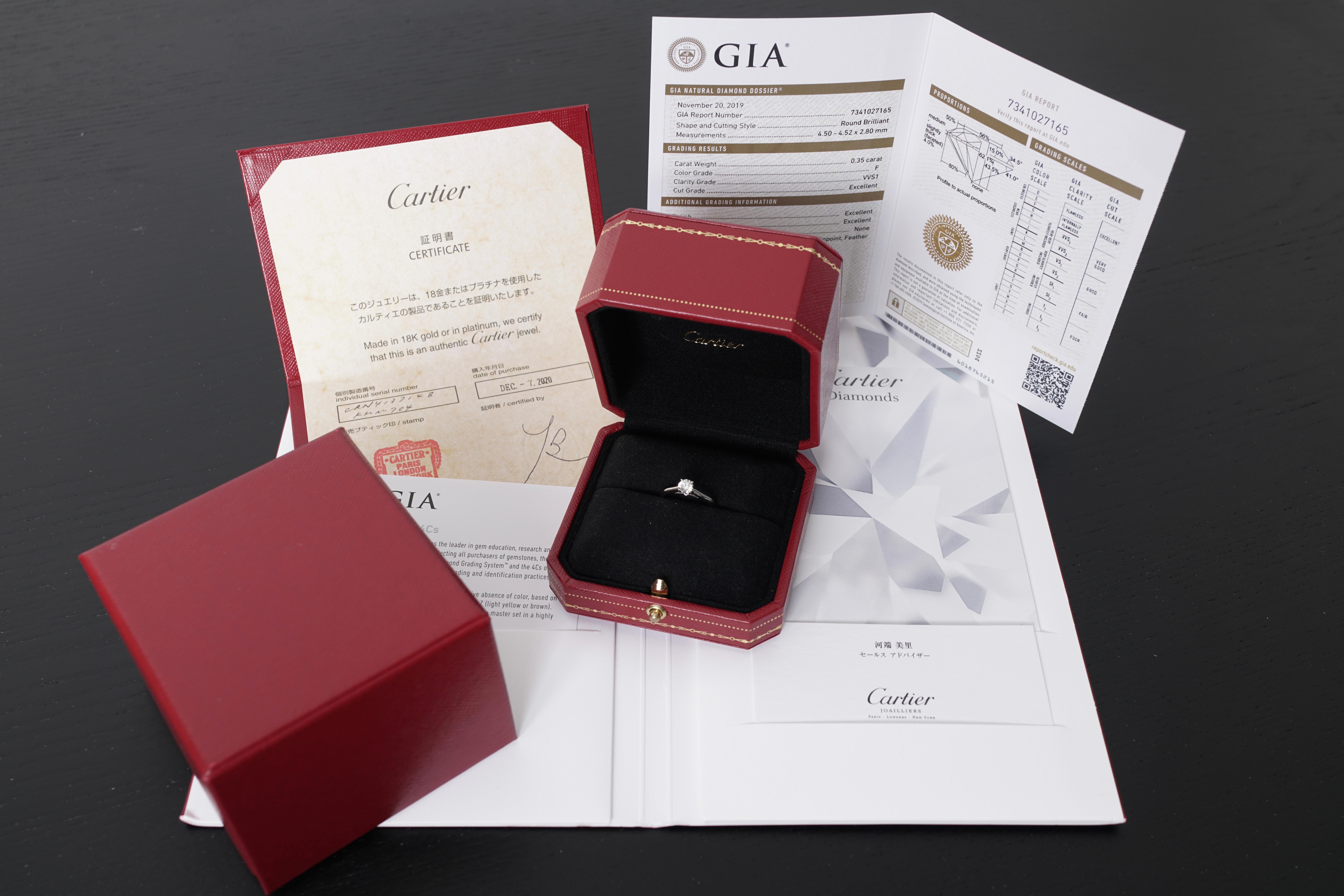 Cartier, Solitario 1895,
Talla brillante redonda
Certificado GIA 0,35 Quilates, Color F y Claridad VVS1 y calidad Triple X.
Montada en Platino 950/1000.
Firmado Cartier y numerado. Talla 48 (US 4 1/2).
Número GIA inscrito, informe nº