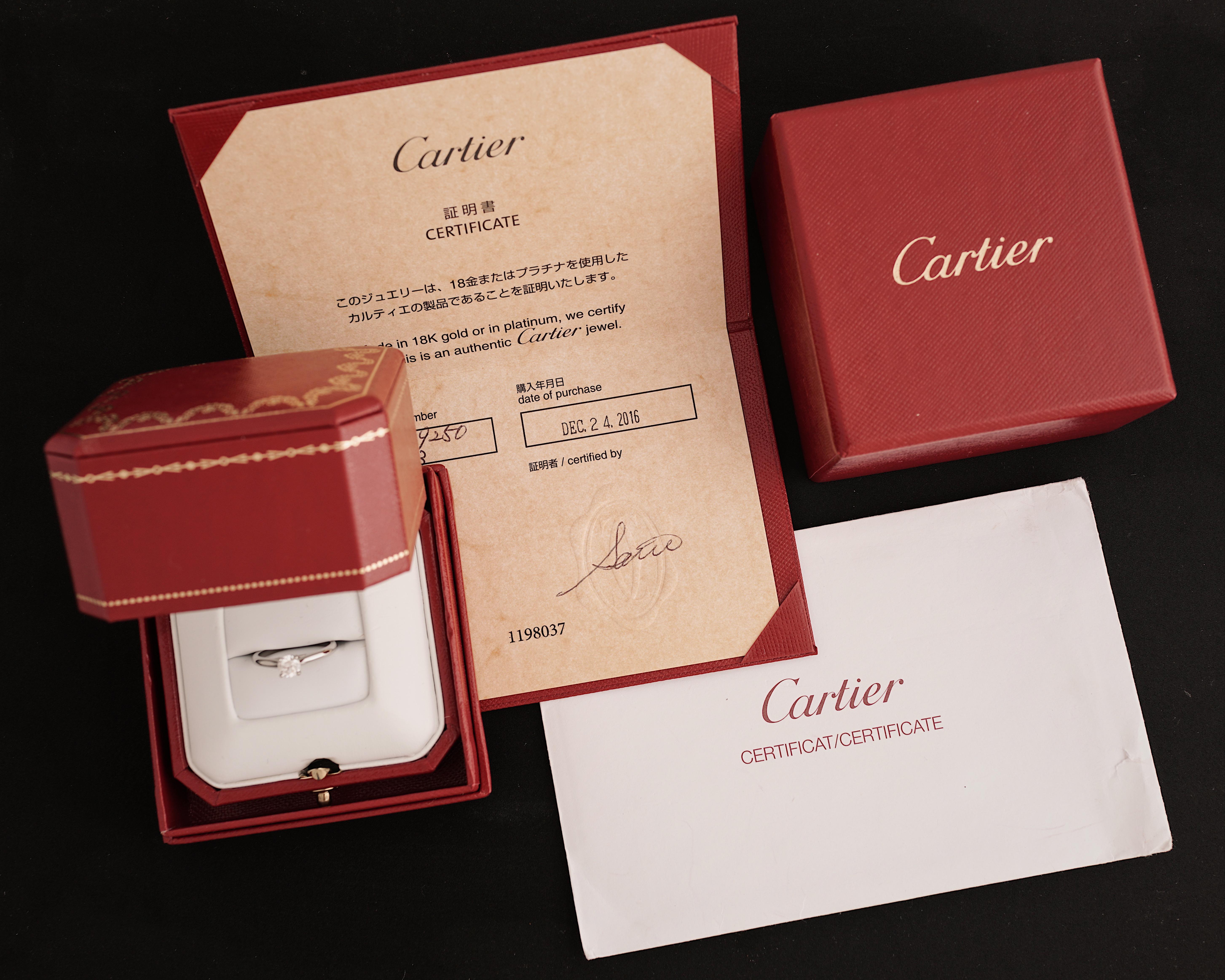 Cartier, Solitaire 1895,
Taglio rotondo brillante
GIA ha certificato 0,41 carati, colore H e chiarezza VS1 e qualità Triple X.
Montato in Platino 950/1000.
Firmato Cartier e numerato. Taglia 50 (US 5.25).
Numero GIA inciso, rapporto