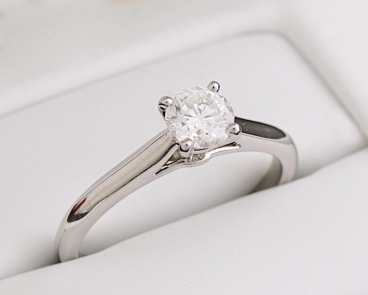 Taglio rotondo Cartier, Anello con diamante solitario 1895 taglio rotondo GIA 0,41 Carati H/VS1 in vendita