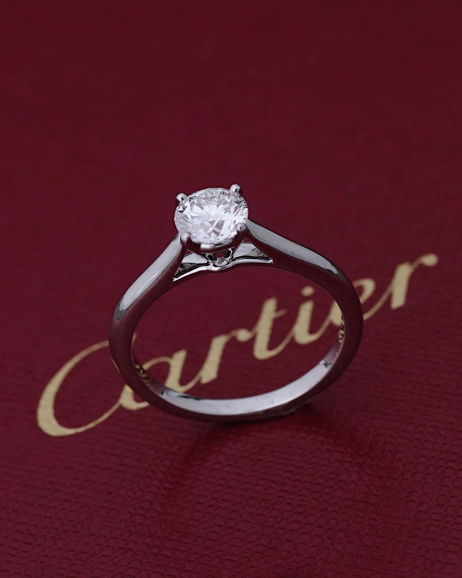 Cartier, Solitario 1895,
Talla brillante redonda
Certificado GIA de 0,63 quilates, color H y claridad VS1 y calidad Triple X.
Montada en Platino 950/1000.
Firmado Cartier y numerado. Talla 51 (US 5 3/4), redimensionable. Número GIA inscrito, informe