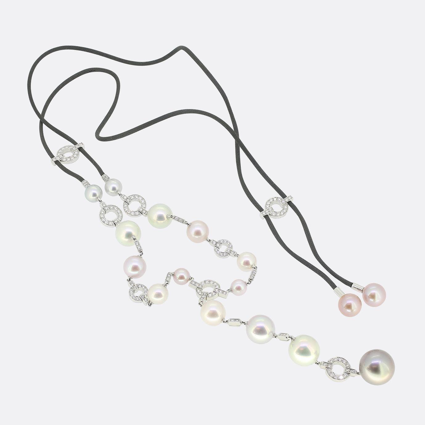 Ecco una collana davvero meravigliosa del designer di gioielli di lusso Cartier. La collana presenta sedici bellissime perle del mare del sud che variano per dimensione e colore. La perla più grande è di colore scuro, si trova in basso e ha un