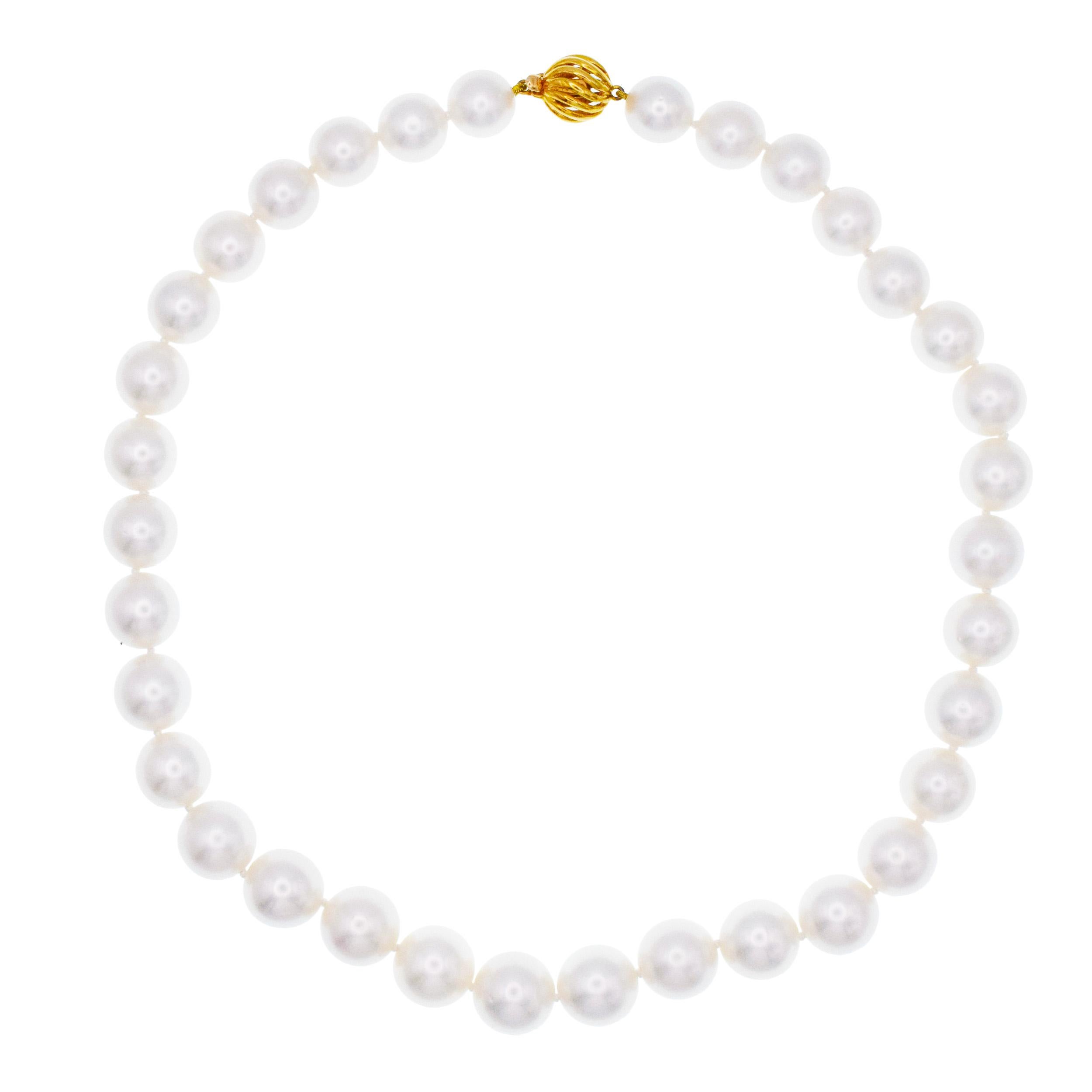 Cartier South Sea pearl necklace with 18k yellow gold clasp. The necklace consists of 34
graduating round white South Sea cultured pearls, size ranging from 10.4mm to 12.7mm. Equipped with 18k yellow gold round pearl lock.
Inscribed: Cartier, 750,
