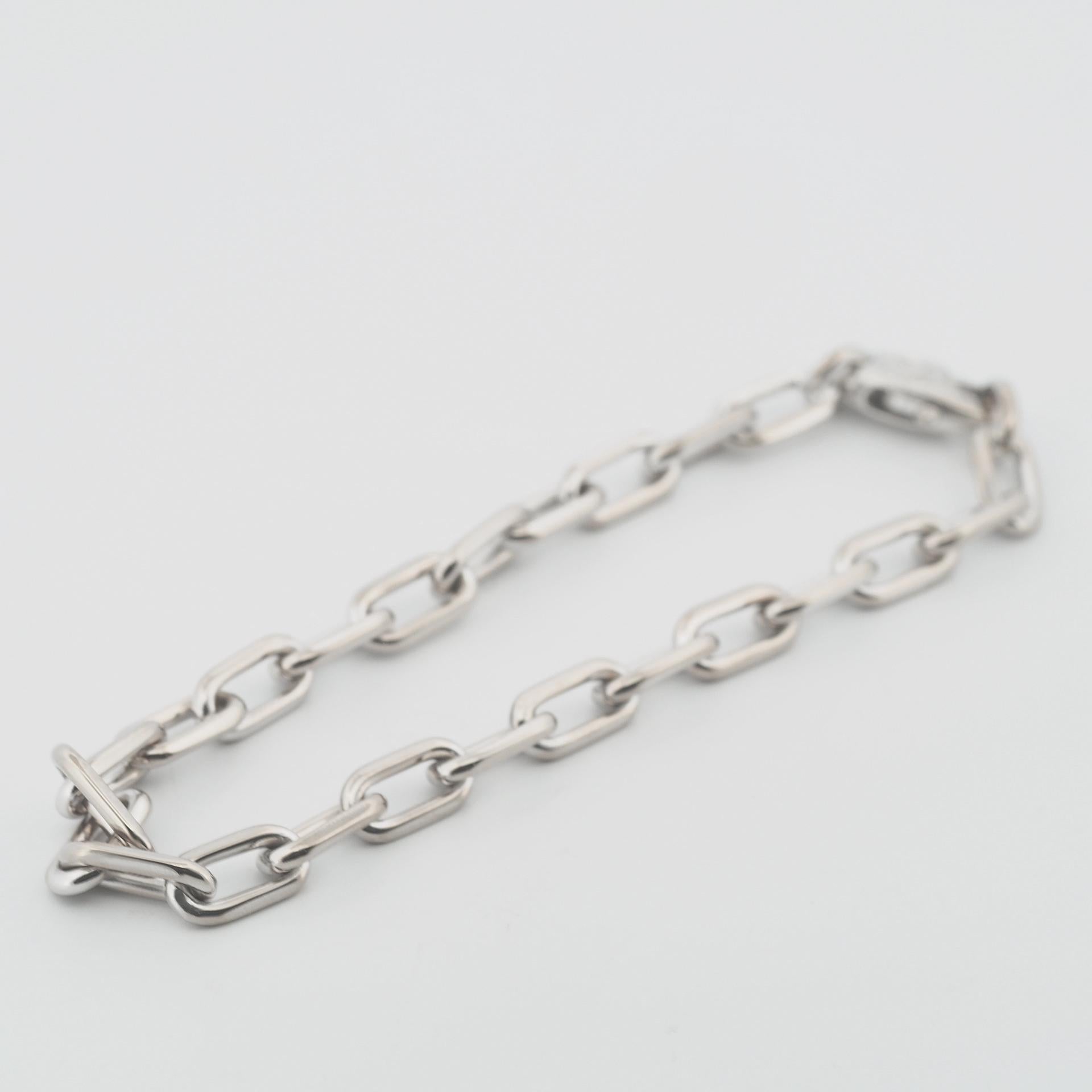 Item: Authentic Cartier Spartacus Bracelet
Stone: ---
Metal: 18K White Gold
Chain Length: 6.88 inches (17.5cm) (including clasp)
Weight: 13.4 Grams
Condition: Used (repolished)
Retail Price: ---
Signatures: Cartier, 750, AV9034
Accessories: Box (as