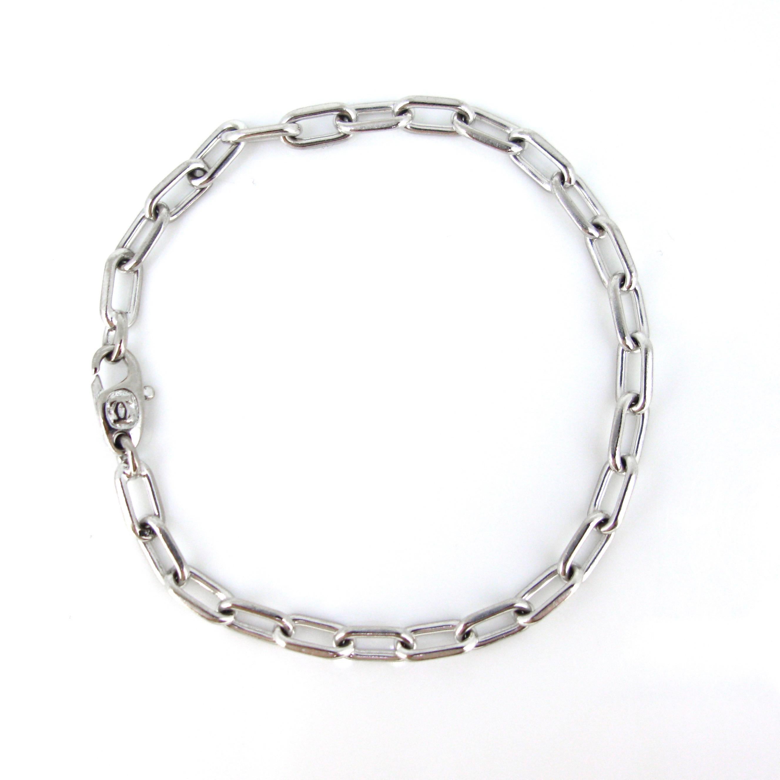 This bracelet is made in 18kt white gold. It is the Spartacus link chain bracelet. It is numbered and comes with its certificate dated from 2008. 

Weight:	14.5gr

Metal:		18kt white Gold

Condition:	Very Good

Hallmarks:	Swiss – Saint Bernard