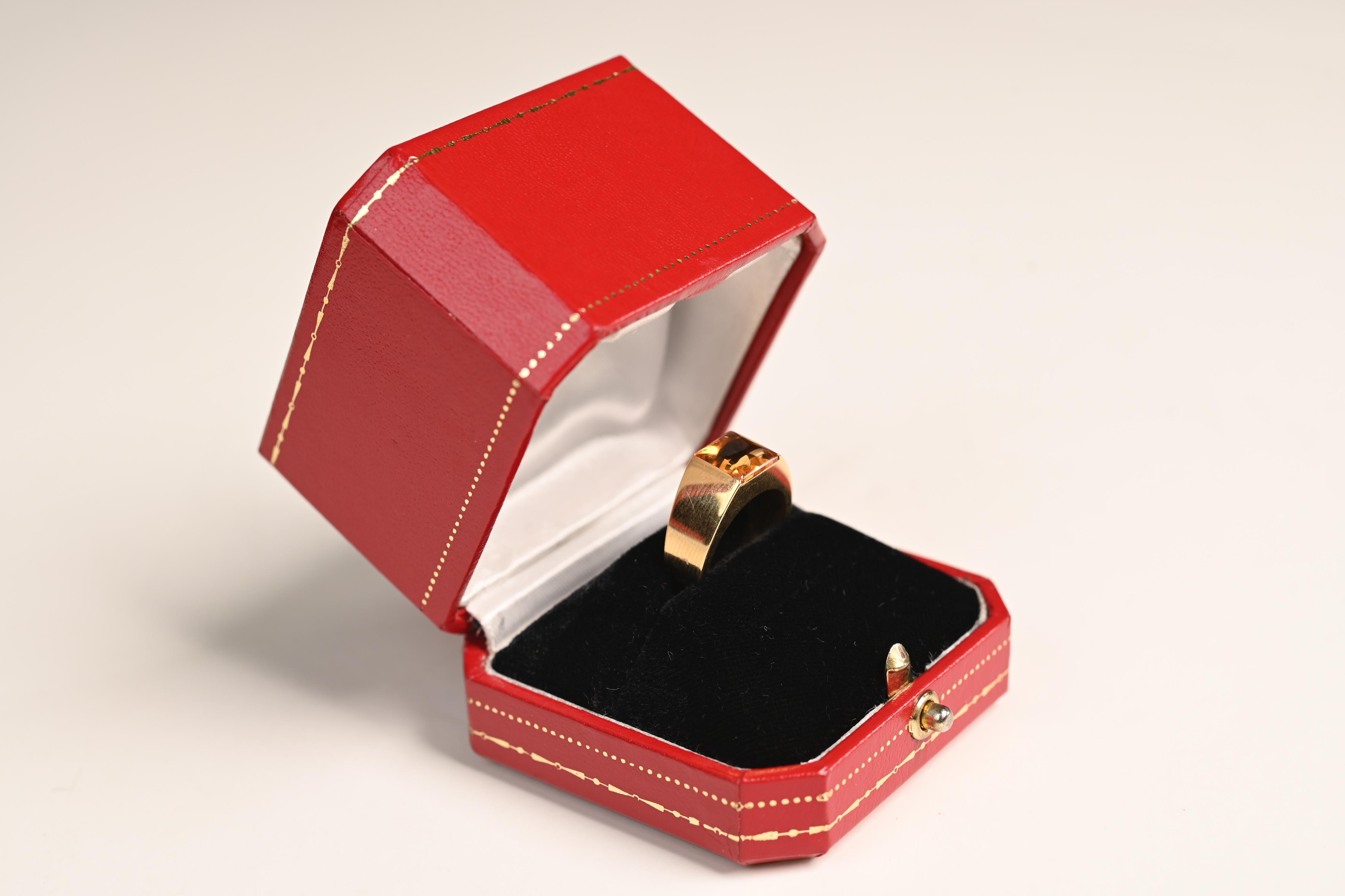 Dieser exquisite Ring von Cartier präsentiert einen auffälligen natürlichen Citrin im raffinierten Quadratschliff. Die warmen Goldtöne des Edelsteins werden durch den satten Glanz des 18-karätigen Gelbgoldes wunderbar ergänzt, wodurch ein elegantes