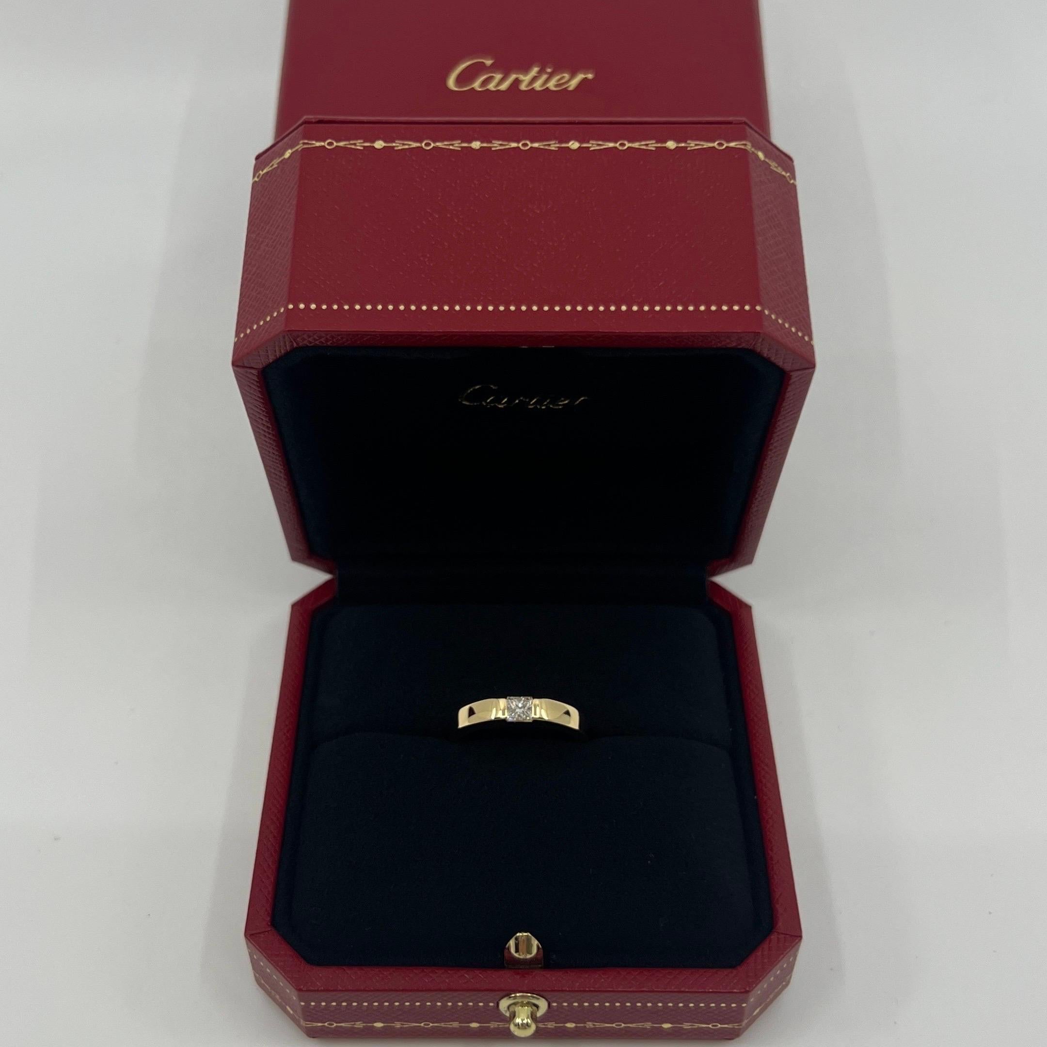 Vintage Cartier Natural Square Princess Cut Diamond 18k Gelbgold Solitär Band Ring.

Atemberaubender Ring aus Gelbgold, besetzt mit einem feinen, quadratischen Diamanten im Prinzessinnenschliff von 0,25 Karat. Ungefähr. Farbe E/F, Reinheit VVS,
