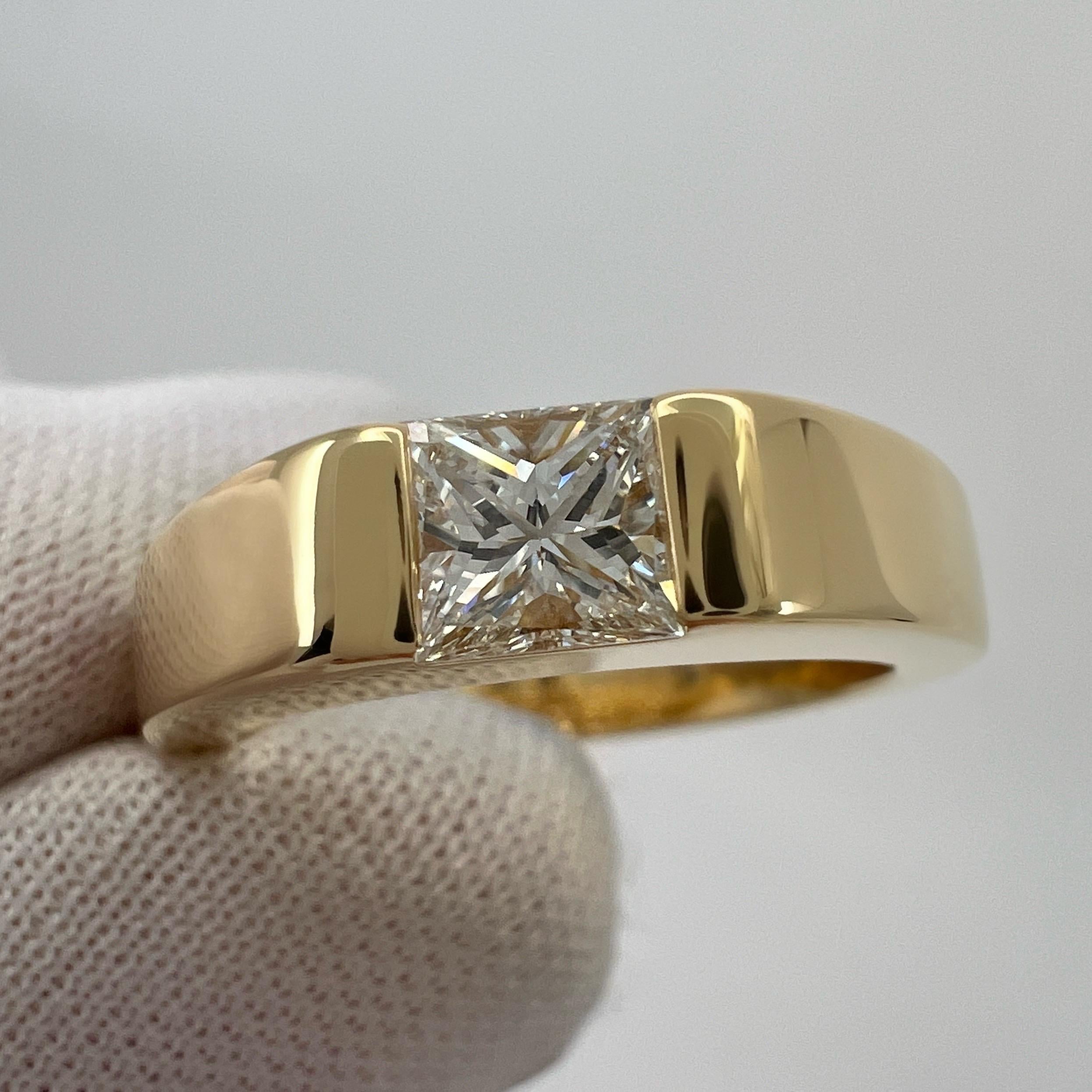 Vintage Cartier Natural Square Princess Cut Diamond 18k Yellow Gold Solitaire Band Ring.

Superbe bague en or jaune sertie d'un diamant de taille princesse carré de 0.45ct naturel. Approx. Couleur E/F, pureté VVS et excellente taille.
Les maisons de