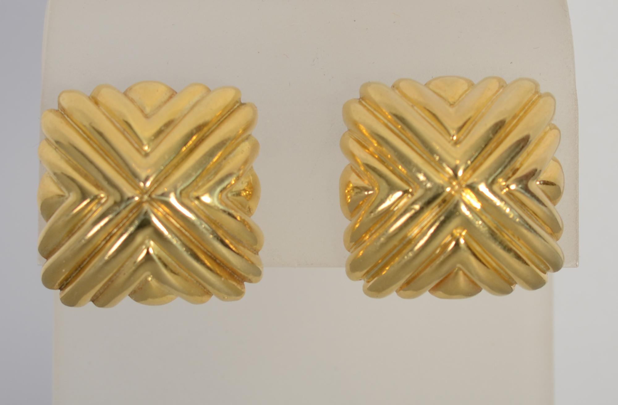 These 18 karat gold Cartier earrings are the perfect pair to wear all day - everywhere.
They are 13/16