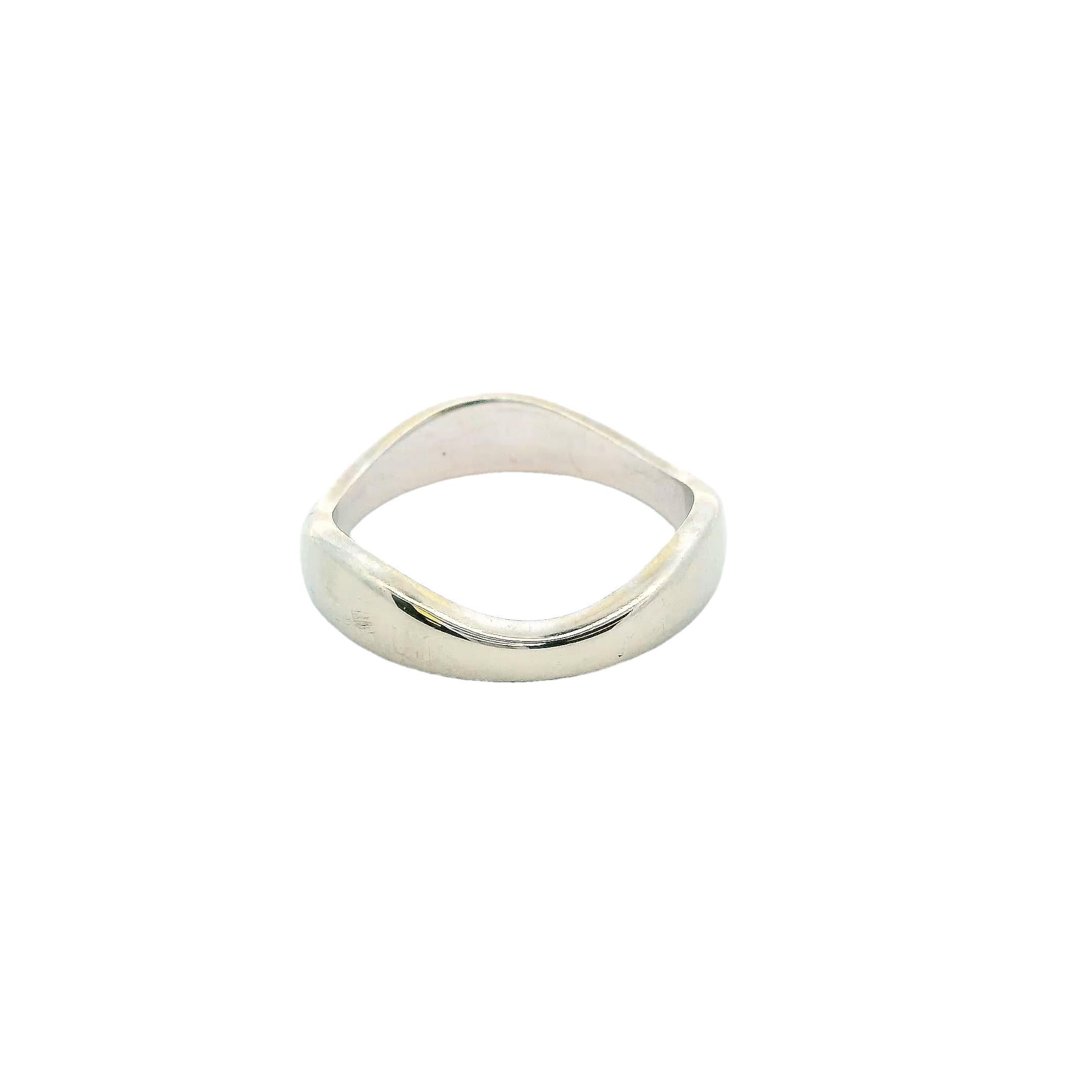 Cartier Squiggle 18K White Gold Ring In Excellent Condition For Sale In Great Neck Plaza, NY