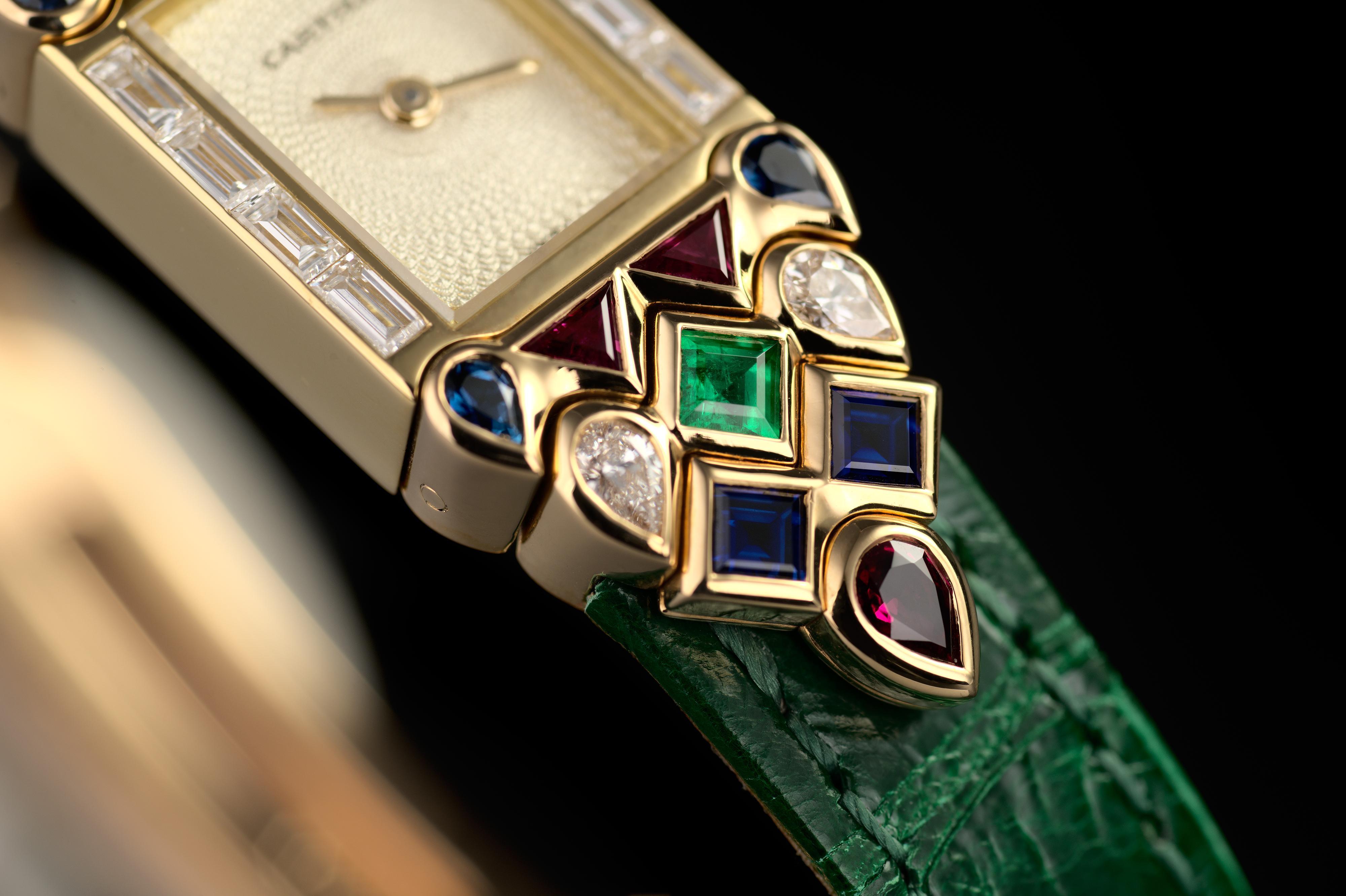 Cette montre Cartier St Petersburg sertie de pierres précieuses est dans un état exceptionnel. Le boîtier en or jaune de 15 mm est serti de quatre diamants baguettes de part et d'autre du cadran guilloché. Les cornes sont décorées de manière