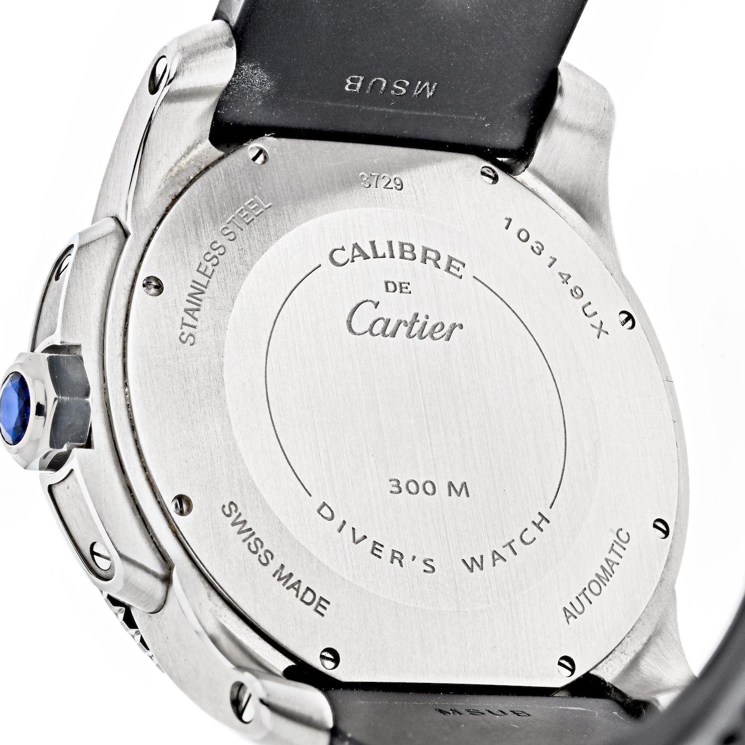 Calibre de Cartier Diver 42.00 mm Automatic Black Dial Stainless steel Men's Watch.
The Cartier W7100056 is a Calibre de cartier category watch. It comes with a black dial that accommodates Roman numerals and elegant minute hands. The dial also has