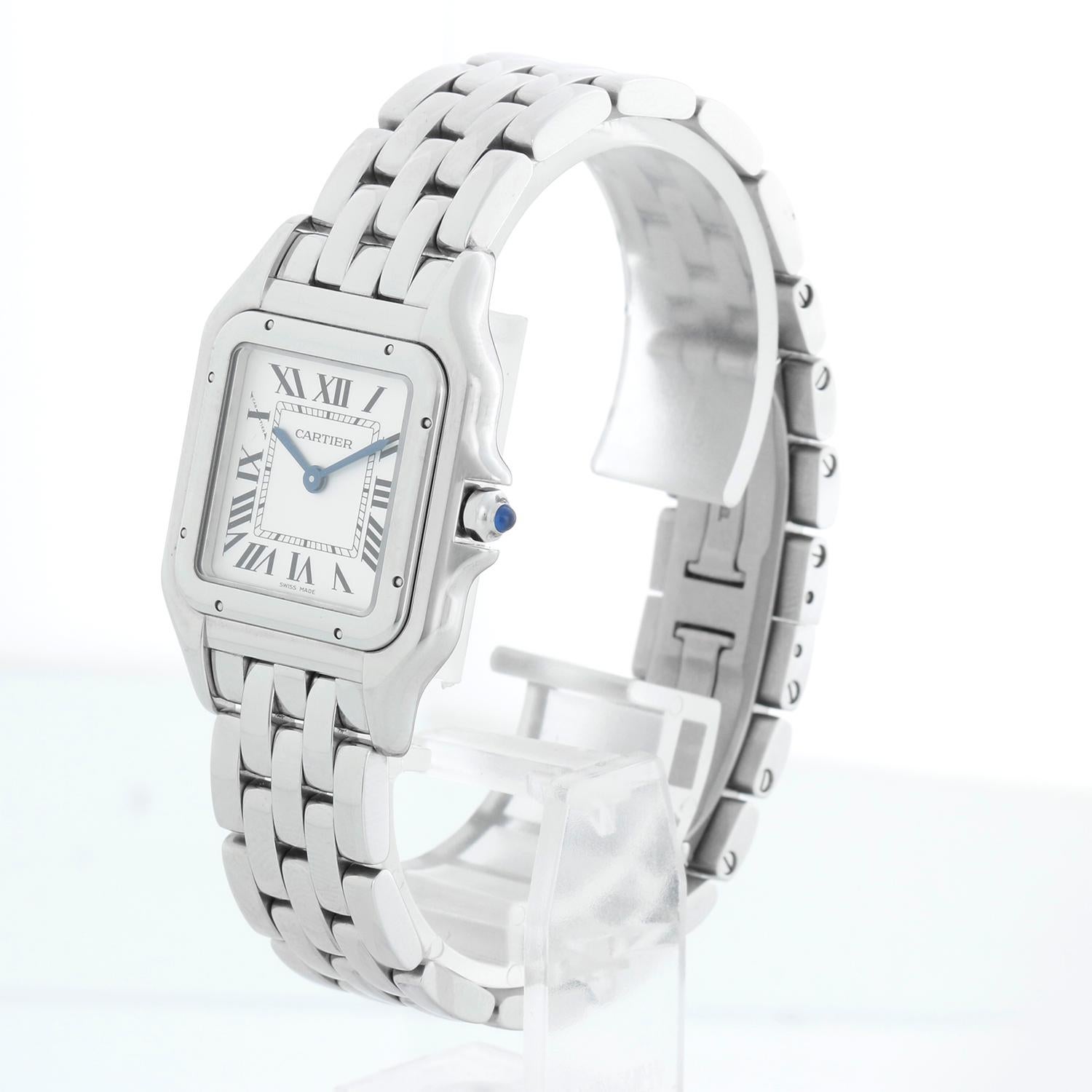 Cartier Panther Midsize in acciaio inossidabile WSPN0007 4016 - Quarzo. Panthere. Steele ( 27 x 37 mm ). Quadrante argento con numeri romani neri. Bracciale in acciaio inossidabile; si adatta a un polso fino a 6 3/4 pollici. Scatola e biglietto di