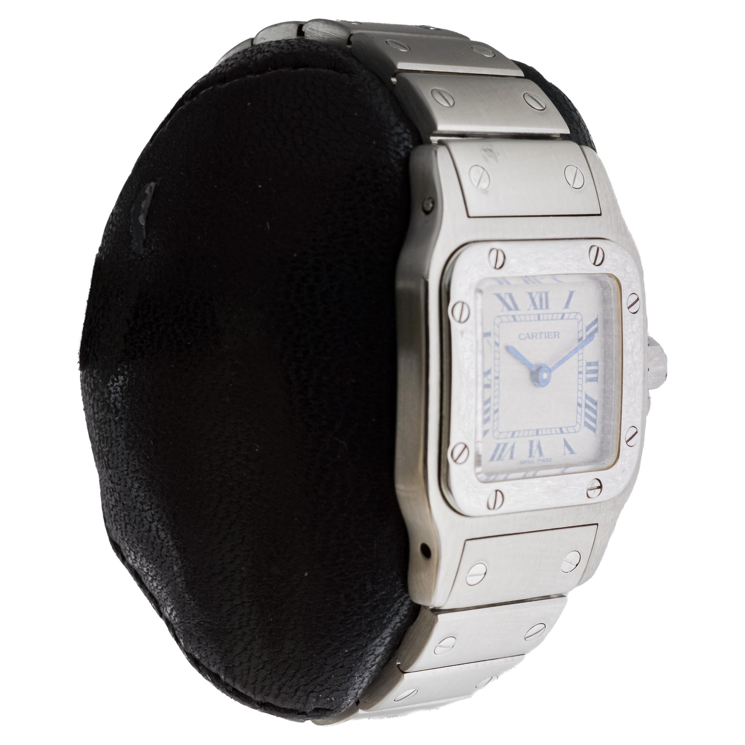 FABRIK / HAUS: Cartier Juweliere 
STIL / REFERENZ: Santos / Referenz 08147
METALL / MATERIAL: Rostfreier Stahl
CIRCA / JAHR: 2000er Jahre
ABMESSUNGEN / GRÖSSE: Länge 25mm X Breite 24mm
UHRWERK / KALIBER: Quarzaufzug  
ZIFFERBLATT / ZEIGER: Original