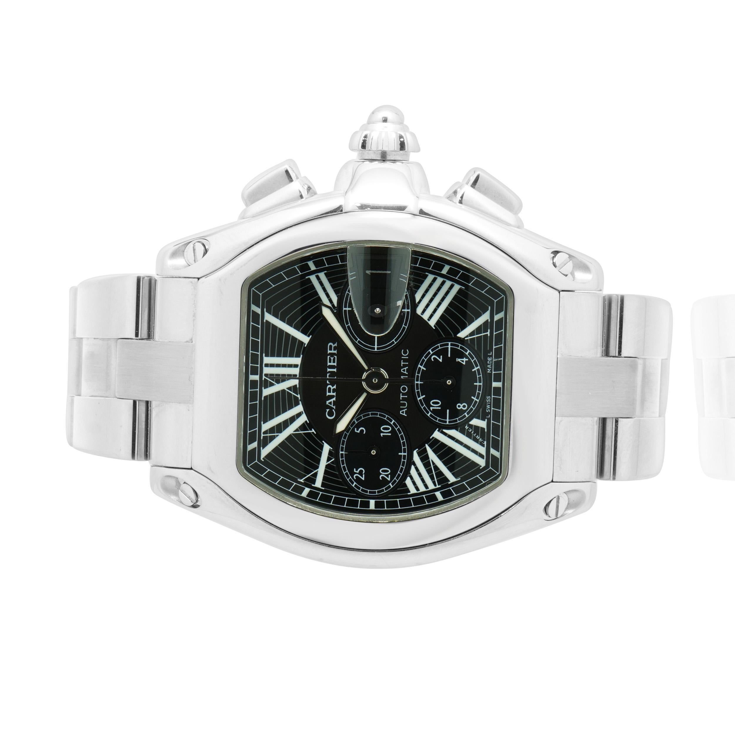 Uhrwerk: automatisch
Funktion: Stunden, Minuten, Sekunden, Datum, Chronograph
Gehäuse: 43 x 47,5 mm, Edelstahlgehäuse, glatte Lünette
Zifferblatt: schwarz, römische Ziffern
Band: Cartier-Edelstahl-Roadster-Armband, integrierte Schließe
Seriennummer: