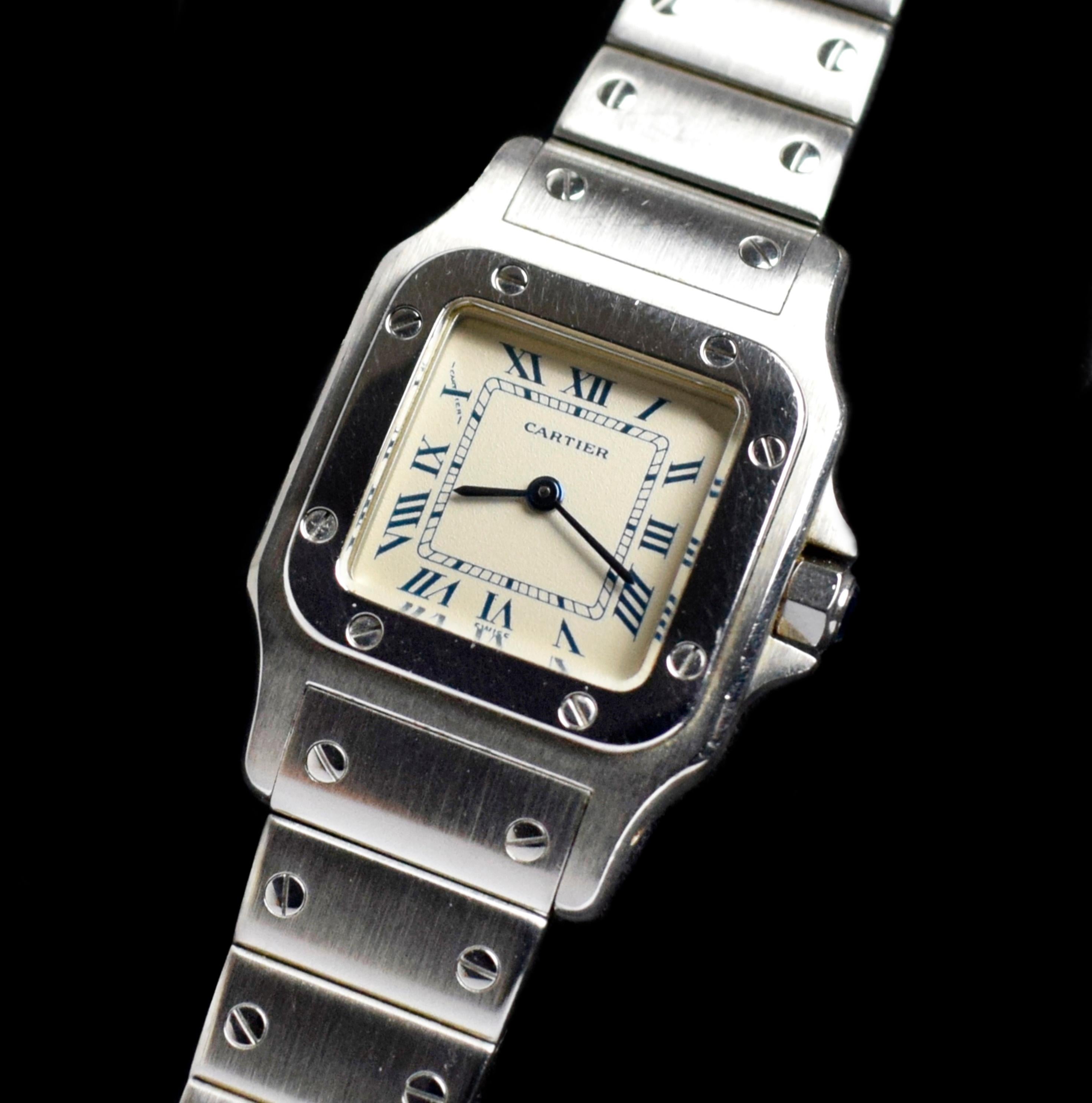 Marke: Cartier
Modell: Santos Galbee 9057930
Jahr: 1990
Seriennummer: 07xxxx

Referenz: C04177

Gehäuse: 24 x 35mm Edelstahl; zeigt Gebrauchsspuren mit leichter Politur von früher

Zifferblatt: Mit gealterten weißen römischen Ziffern, blauer