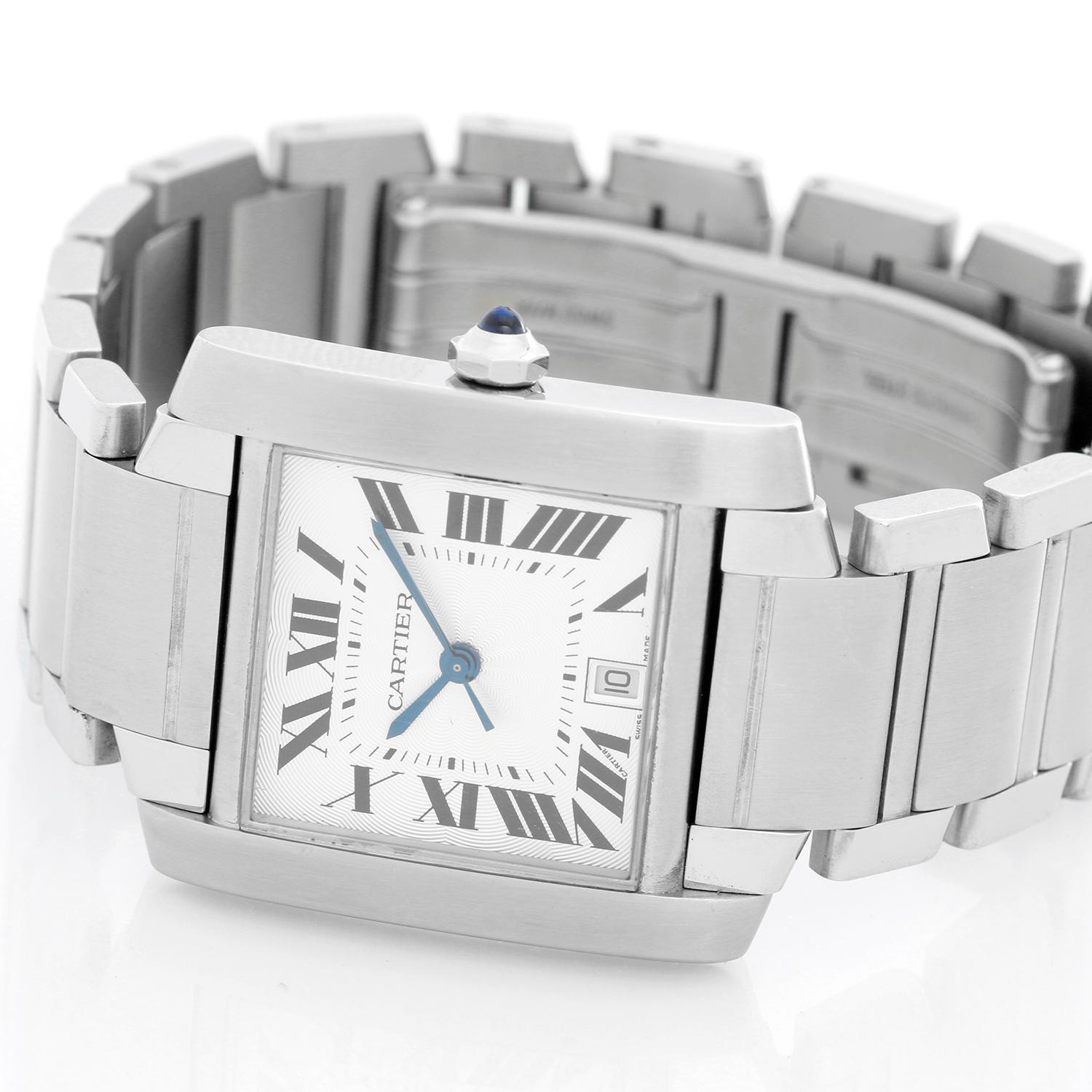 Cartier Edelstahl Tank Francaise Uhr W51002Q3 - Quarz. Edelstahl (28 x 35 mm); Datum um 6 Uhr. Silbernes Zifferblatt mit römischen Ziffern. Cartier-Armband aus Edelstahl. Gebraucht mit Cartier Box.