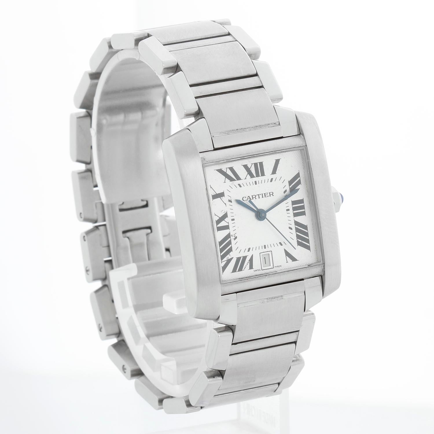 Cartier Edelstahl  Tank Francaise Uhr W51002Q3 2302 - Automatik. Edelstahl ( 28 x 35 mm ); Datum bei 6 Uhr. Silbernes Guilloche-Zifferblatt mit römischen Ziffern. Cartier-Armband aus Edelstahl; passt an ein 6 1/4 Handgelenk. Pre-owned mit Custom Box.