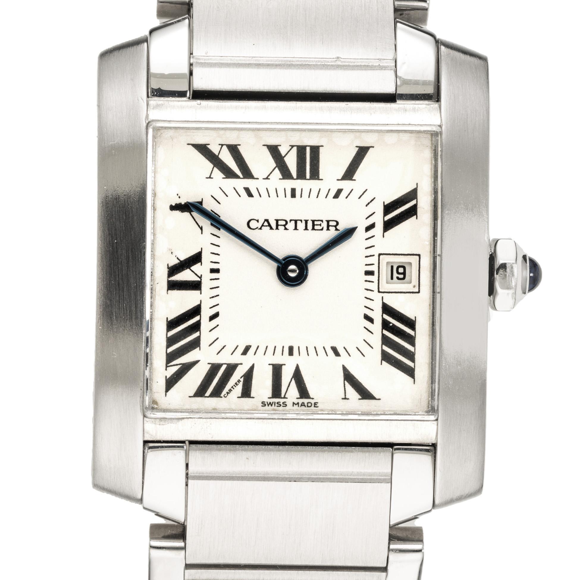 Die Cartier Tank Francaise Armbanduhr aus Edelstahl ist eine ikonische Mischung aus Eleganz und Präzision, ein wahres Meisterwerk in der Welt der Uhrmacherei. Rostfreier Stahl, 20mm x 25mm. Quarzwerk. Das Gehäuse hat einen Durchmesser von 25 mm und