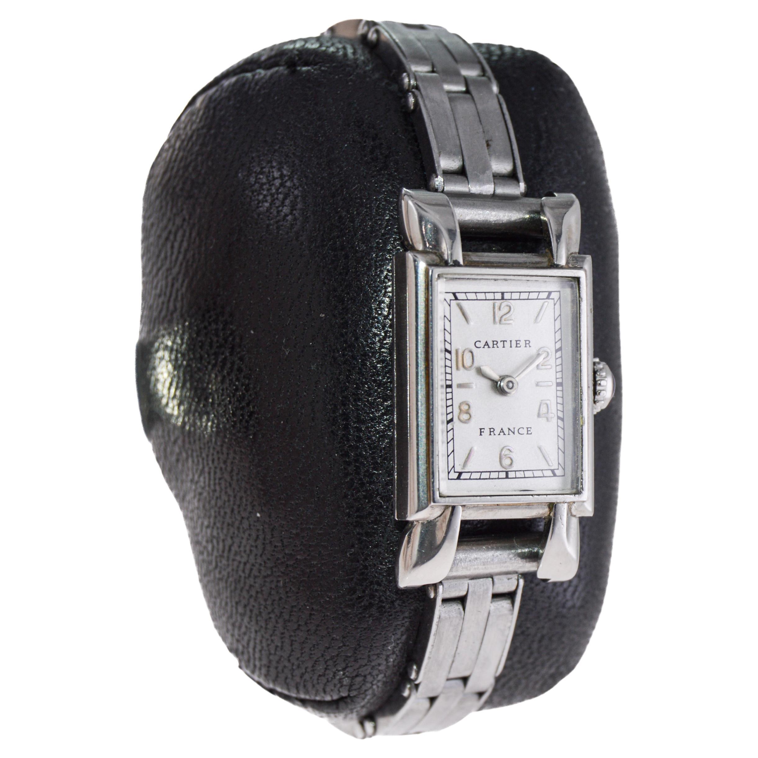 FABRIK / HAUS: Cartier, Frankreich
STIL / REFERENZ: Art Deco / Panzeruhr
METALL / MATERIAL: Rostfreier Stahl
CIRCA / JAHR: 1940er Jahre
ABMESSUNGEN / GRÖSSE: Länge 30mm X Breite 15mm
UHRWERK / KALIBER: Handaufzug / 17 Jewels / Kaliber