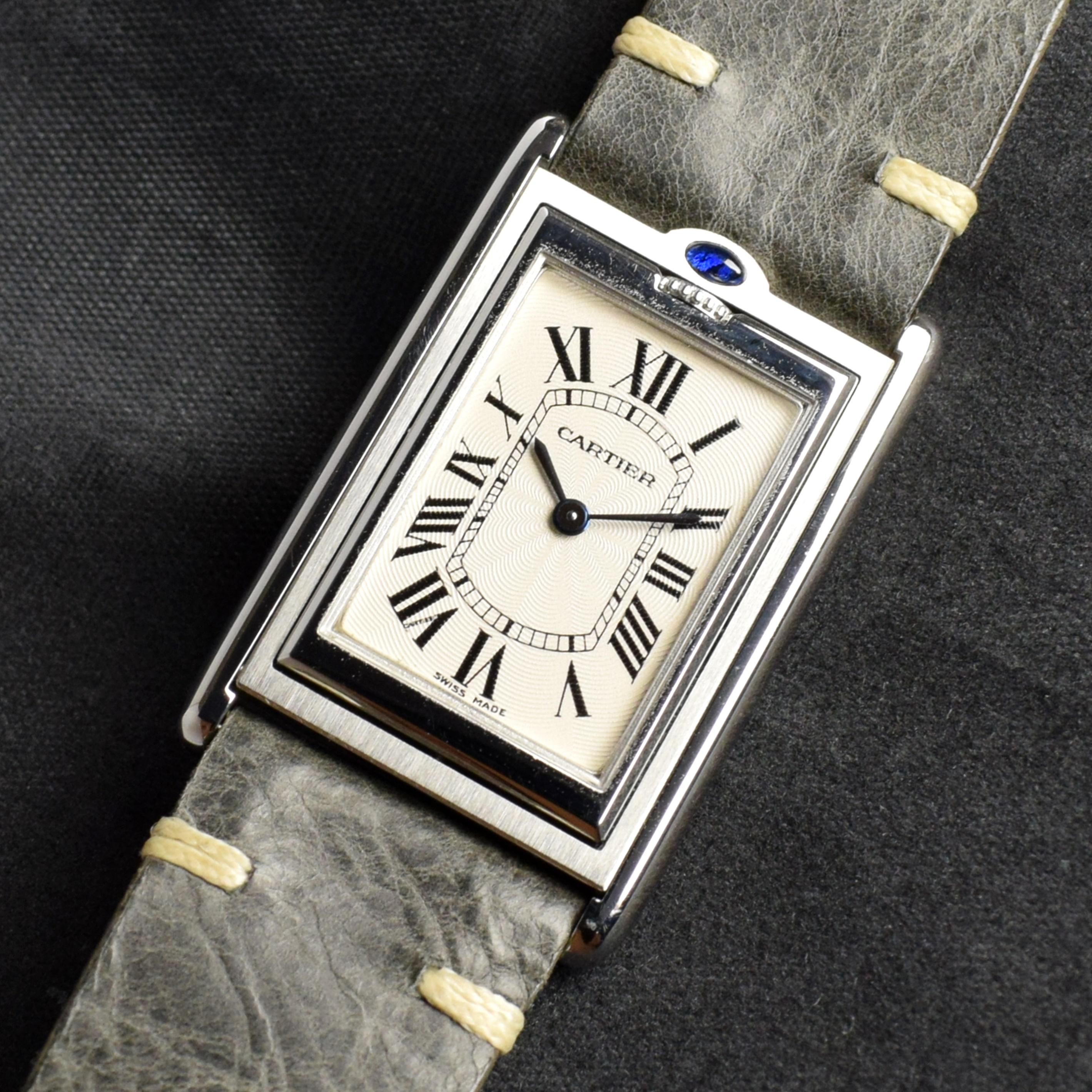 Marke: Cartier
Modell: 2390
Jahr: 2001
Seriennummer: 743xxxx
Referenz: OT1538

Die Tank Basculante wurde von der Jaeger-LeCoultre Reverso inspiriert, einem doppelseitigen Sportzeitmesser, der sich zum Schutz des Zifferblatts in seinem Gehäuse drehen