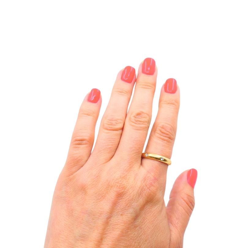 Anello Cartier Stella in oro 18 carati con diamanti.u2028Con il suo profilo minimale e arrotondato, la fascia ha un aspetto sobrio. Intorno all'anello ci sono diamanti di taglio rotondo, ciascuno incastonato a filo nell'oro. La disposizione delle