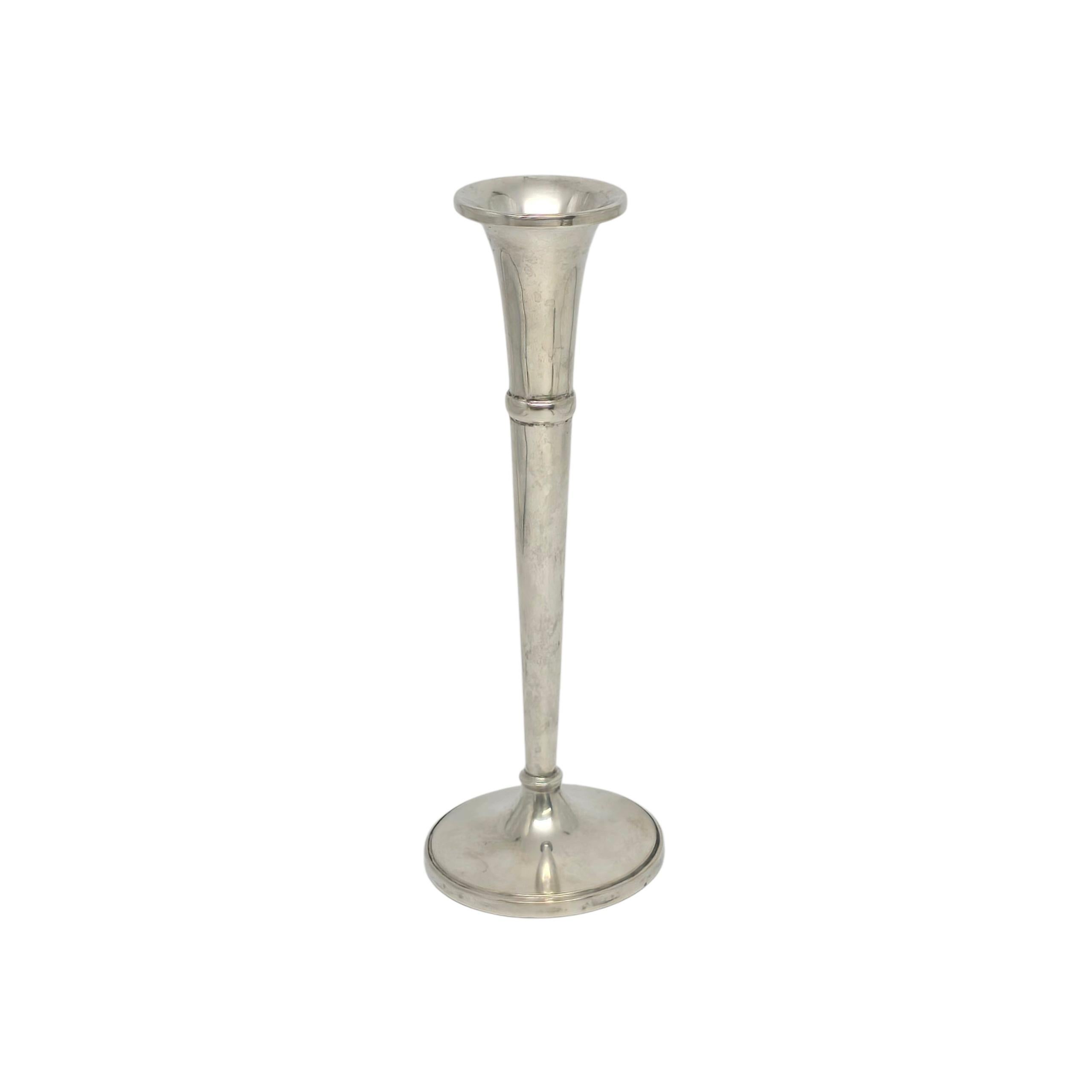 Vase à bourgeons en argent sterling de Cartier, modèle 773

Pas de monogramme ni de gravure.

Un vase à bourgeons simple et classique de Cartier, au design cannelé.

Pèse environ 109,2g, 70,2dwt

Mesure environ 7 5/8