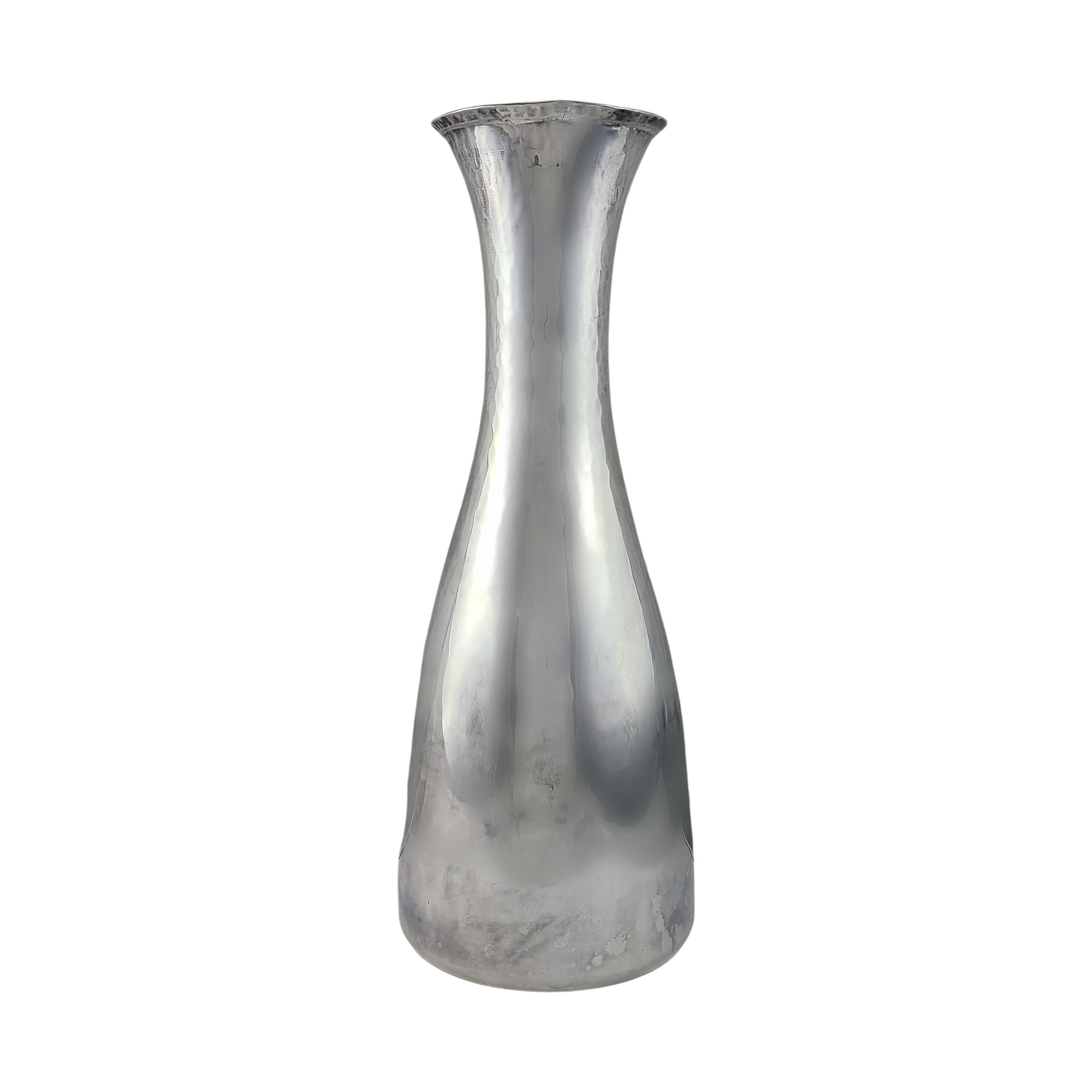 Gehämmerte Karaffe/Vase aus gehämmertem Sterlingsilber von Cartier mit Gravur im Zustand „Gut“ im Angebot in Washington Depot, CT