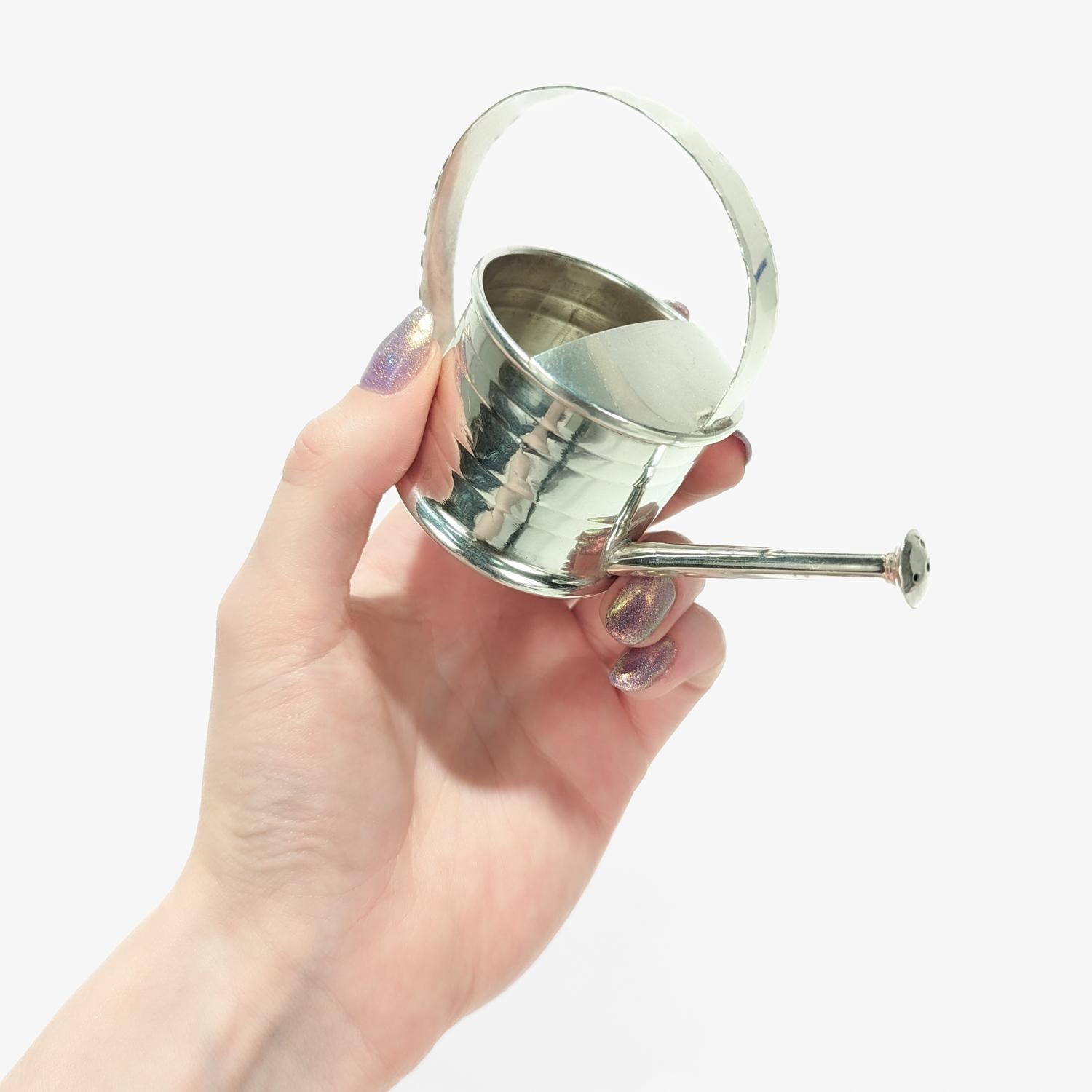 Ein feiner Wermuttropfer aus Sterlingsilber.

Von Cartier.

In Form einer Gießkanne.

Markiert auf der Basis für C / Cartier / Sterling.

Einfach ein wunderbares Martini- oder Cocktail-Accessoire für die elegant gestaltete Bar!

Datum:
20.