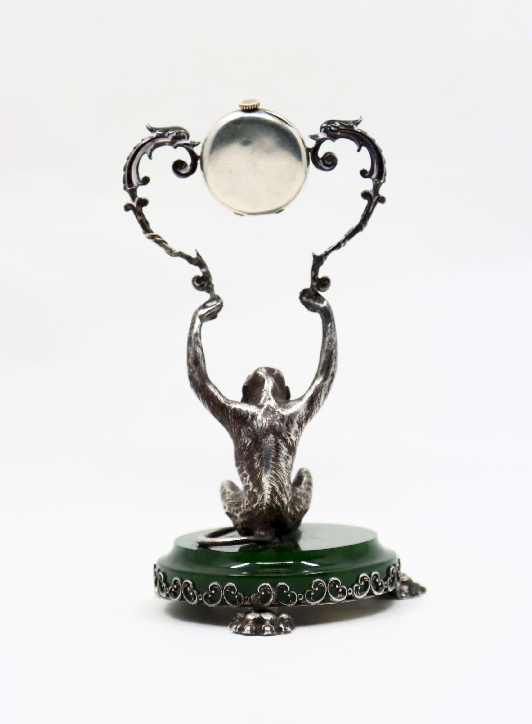 Reloj de pie con mono de jade de plata de ley Cartier en venta 1