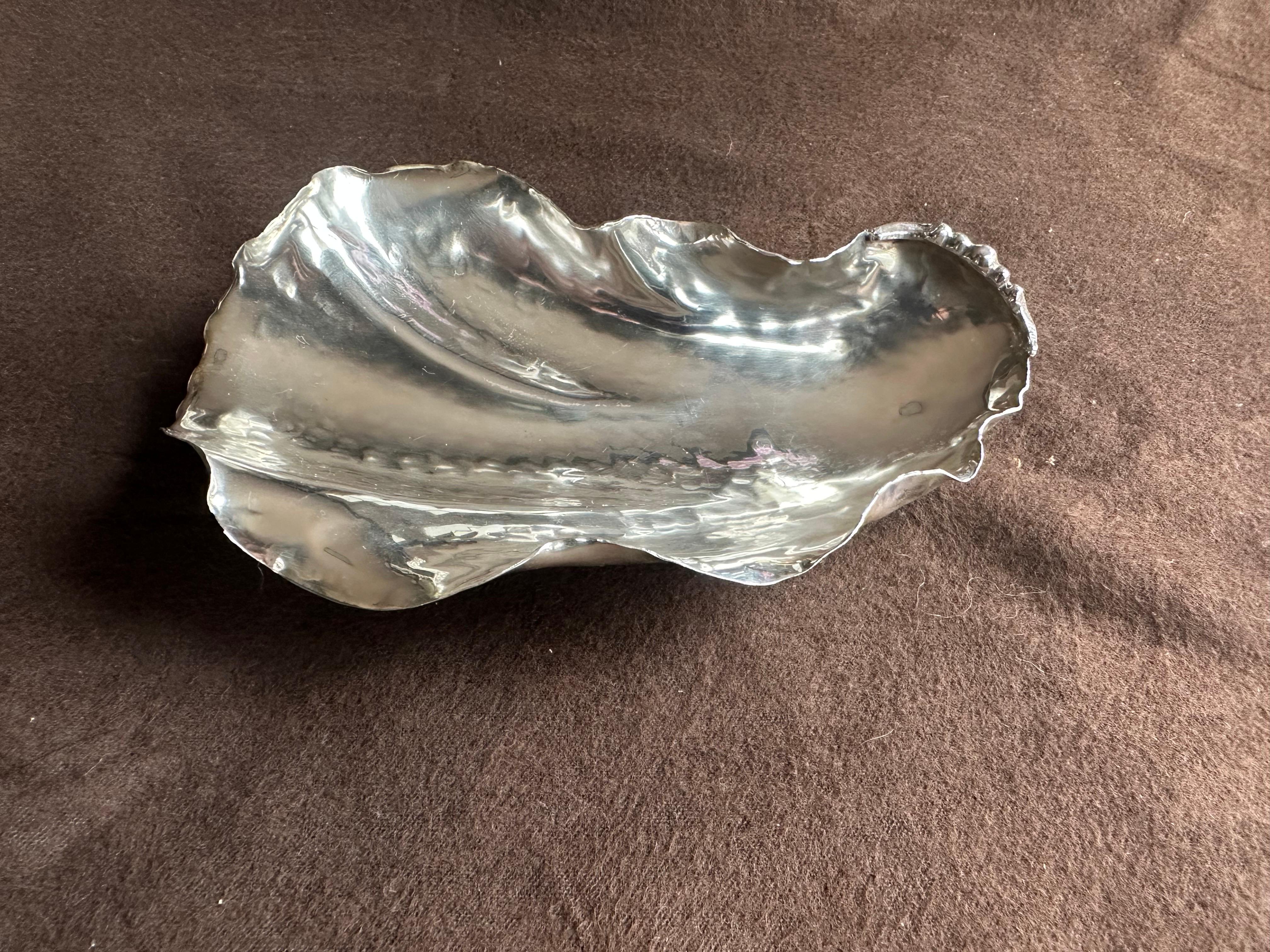 Beautiful realistic oyster shell made and marked by Cartier in Italy...... 3.81 oz sterling silver......