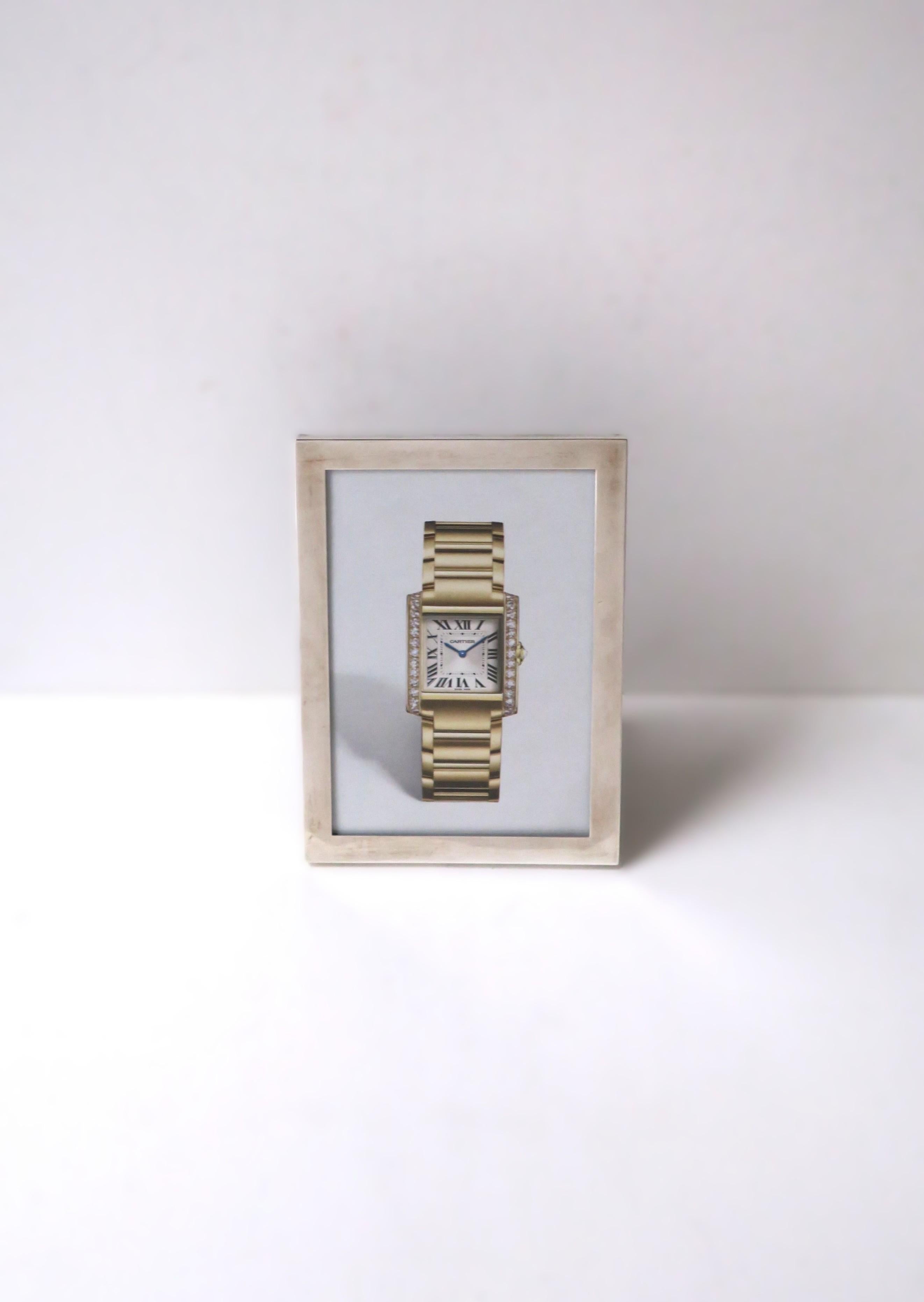 Ein schöner, französischer, handgefertigter, rechteckiger Bilderrahmen aus Sterlingsilber von der luxuriösen Maison Cartier im Stil des modernen Designs, ca. Mitte des 20. Jahrhunderts, Frankreich. Rahmen kann horizontal oder vertikal sitzen, wie