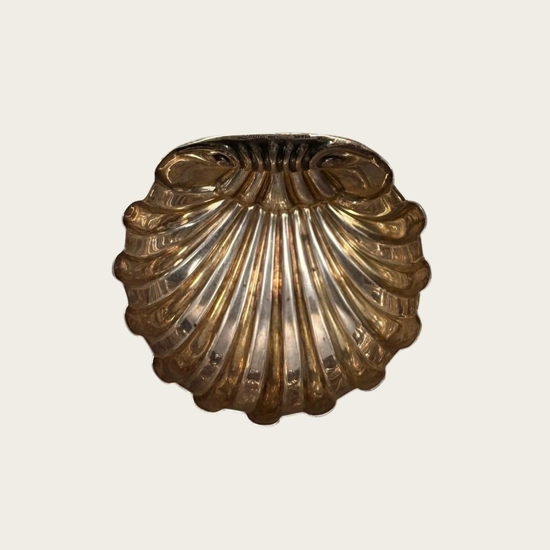 Anfang bis Mitte des 20. Jahrhunderts, Italien. Diese muschelförmige Schale von Cartier zeichnet sich durch einen gewellten Rand und traditionelle Muschel-Elemente aus. Sie ist mit Cartier, Italien, und Sterlingsilber gestempelt.