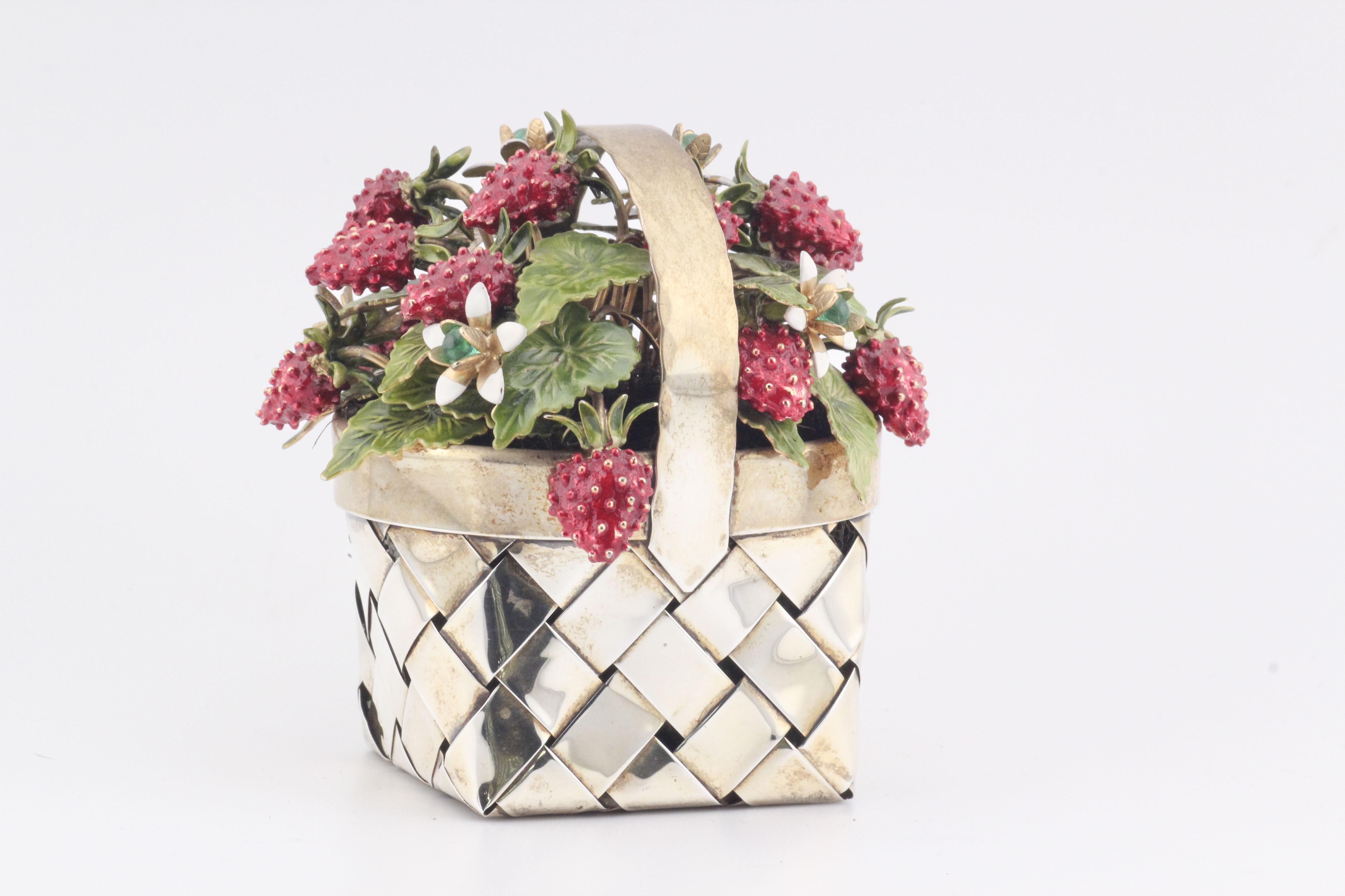 Cestino di fragole e fiori in argento Cartier in vendita 1