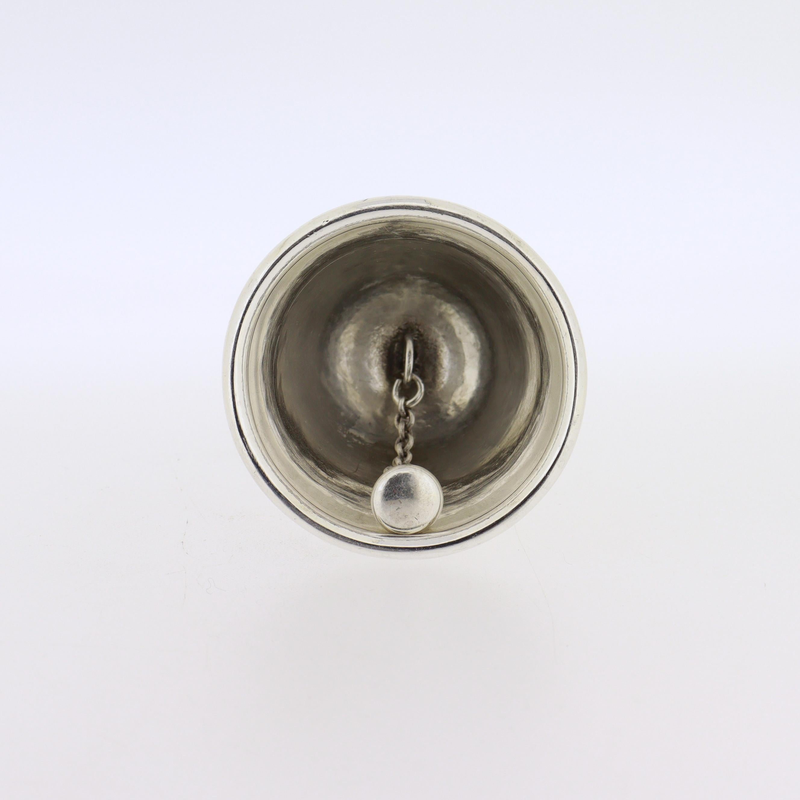 Campana de mesa Cartier de plata de ley con asa figurada en venta 2