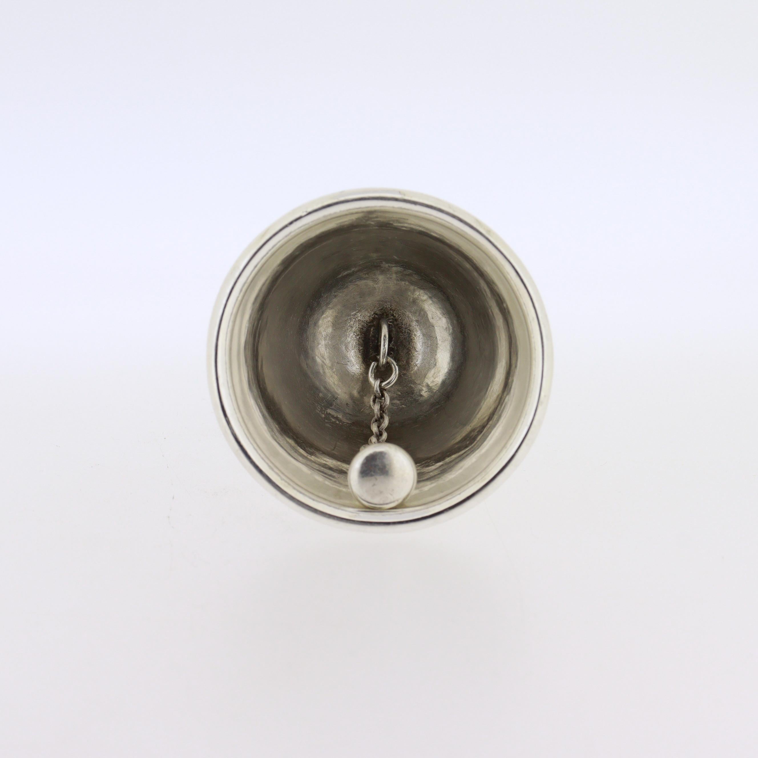 Campana de mesa Cartier de plata de ley con asa figurada en venta 3