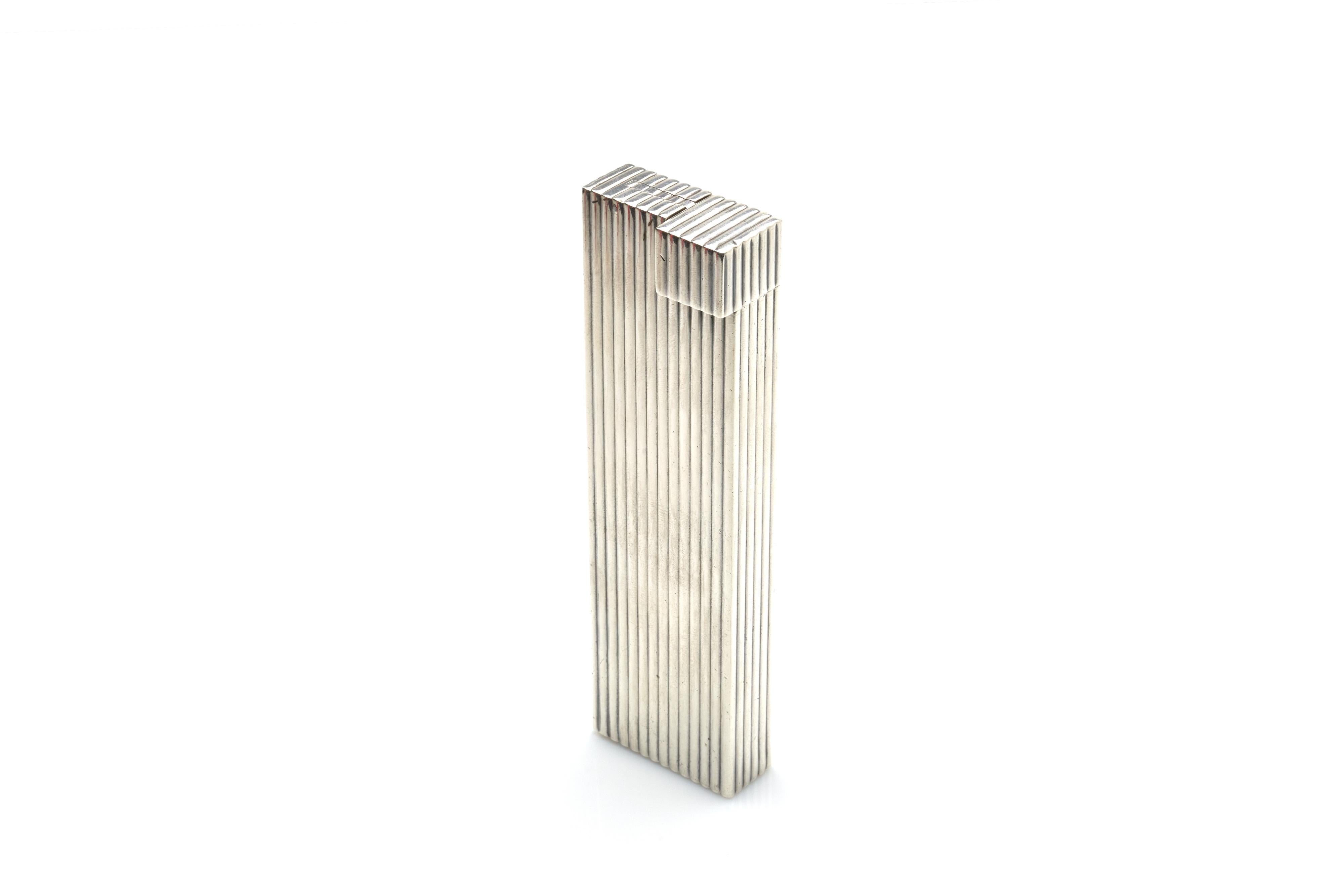 Un grand briquet de table de Cartier:: fabriqué en argent sterling avec un motif cannelé. Il s'agit de l'un des meilleurs exemples de l'histoire de Cartier en matière d'artisanat suprême et de luxe. Marqué sur le fond. 

1930s. 

Mesures : 5