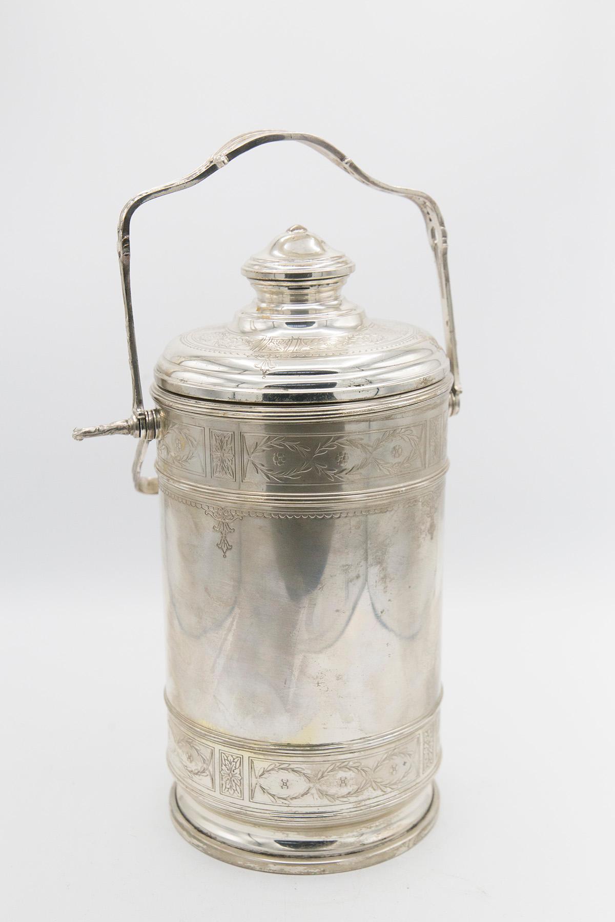 Magnífico termo diseñado y fabricado por Cartier a principios del siglo XX, con matrícula.
El termo está fabricado íntegramente en plata de ley 925. El termo es de forma cilíndrica, la base es redonda con inserciones decoradas con hojas y garabatos
