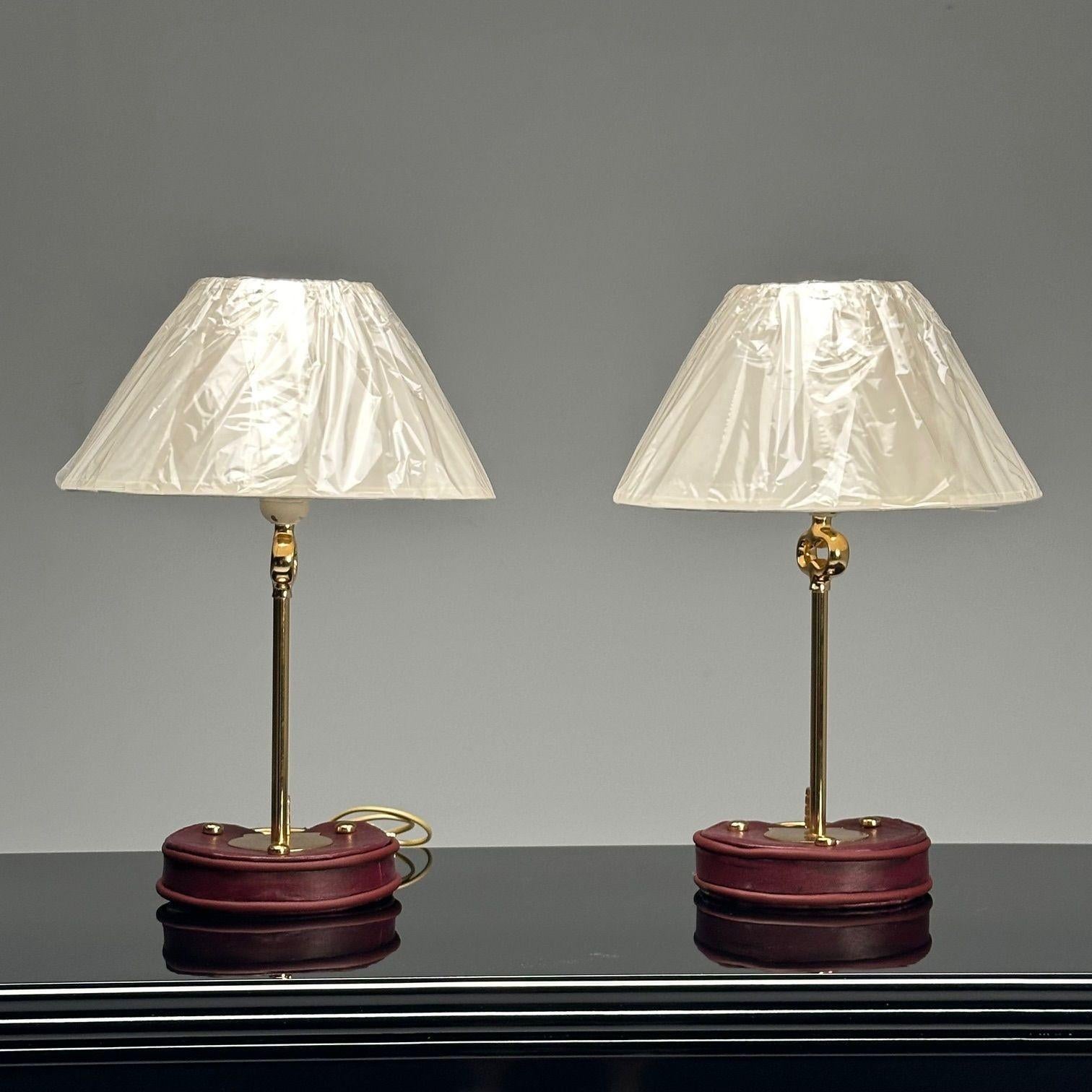 Contemporary, Cartier Style, Modern Key Lampes de table ou de bureau, cuir rouge, laiton, abat-jour en papier

Cette paire de lampes de table contemporaines présente un motif de clé saisissant rappelant le style emblématique de Cartier. Chaque lampe