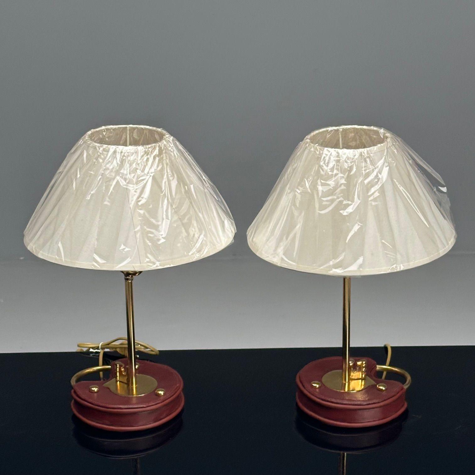 Lampes de table modernes de style Cartier, cuir rouge, laiton, abat-jour en papier Bon état - En vente à Manhasset, NY
