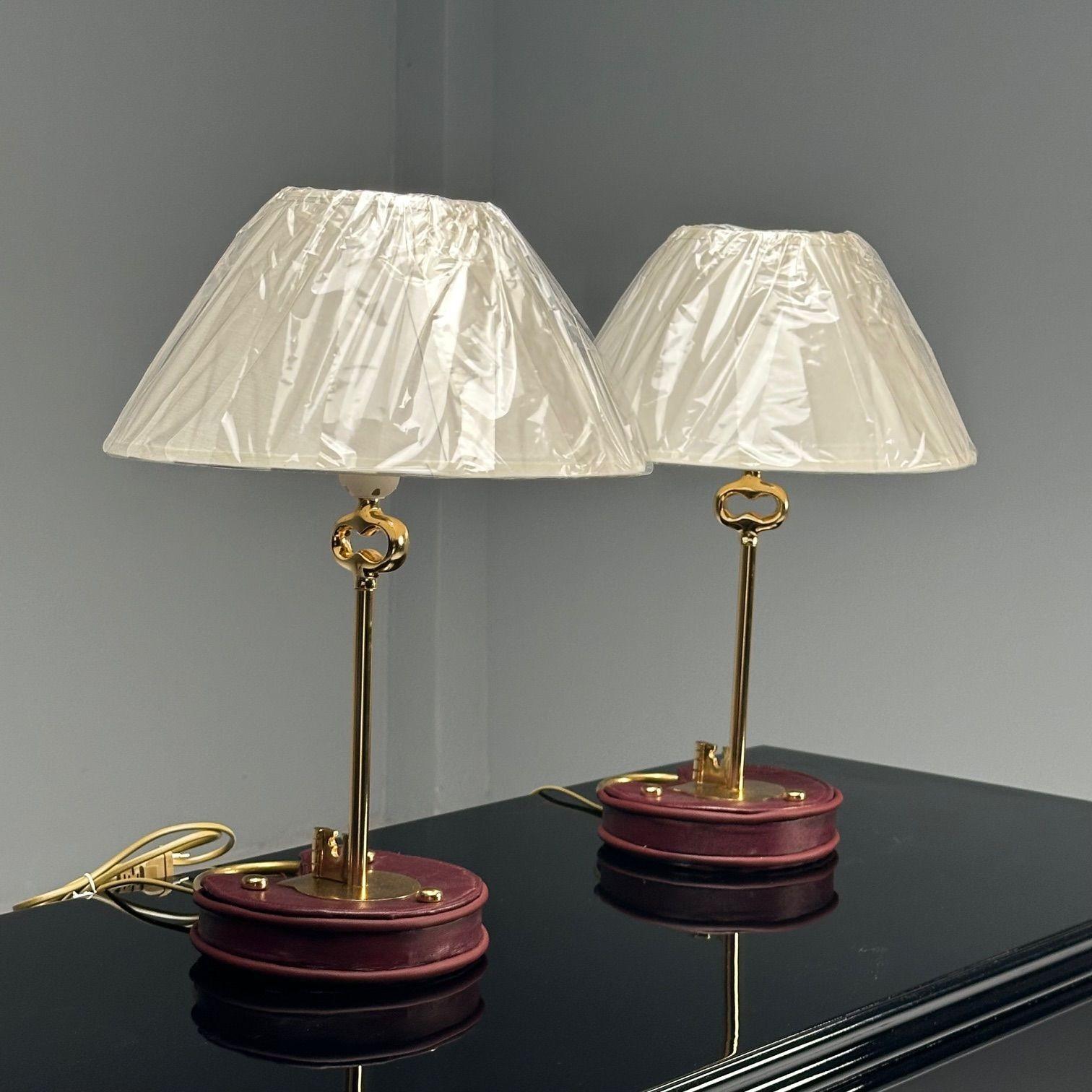XXIe siècle et contemporain Lampes de table modernes de style Cartier, cuir rouge, laiton, abat-jour en papier en vente